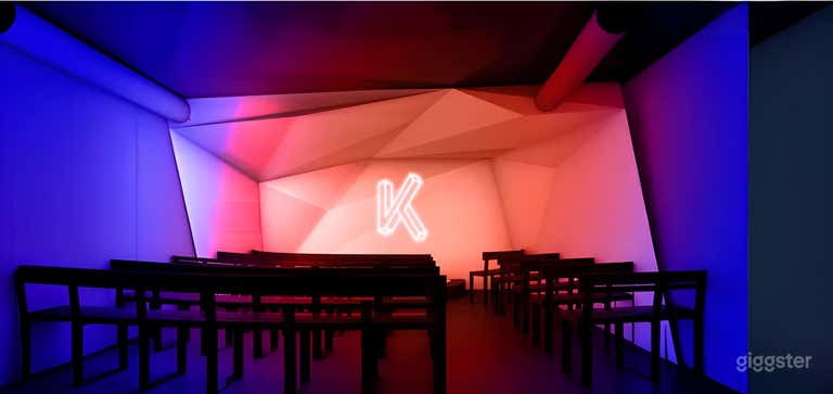  Moderner Comedy Club & Neon Showroom 