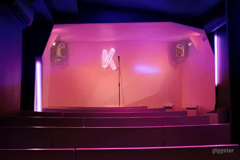  Moderner Comedy Club & Neon Showroom 