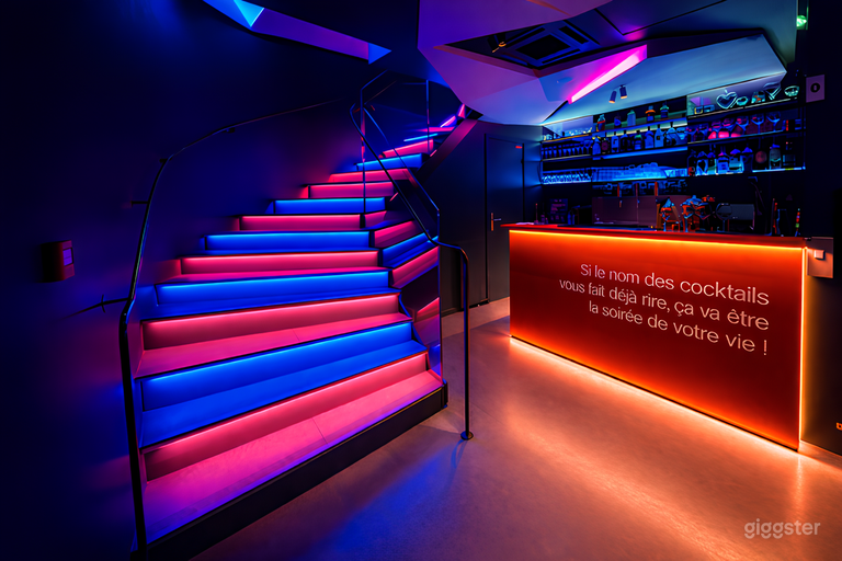  Moderner Comedy Club & Neon Showroom 