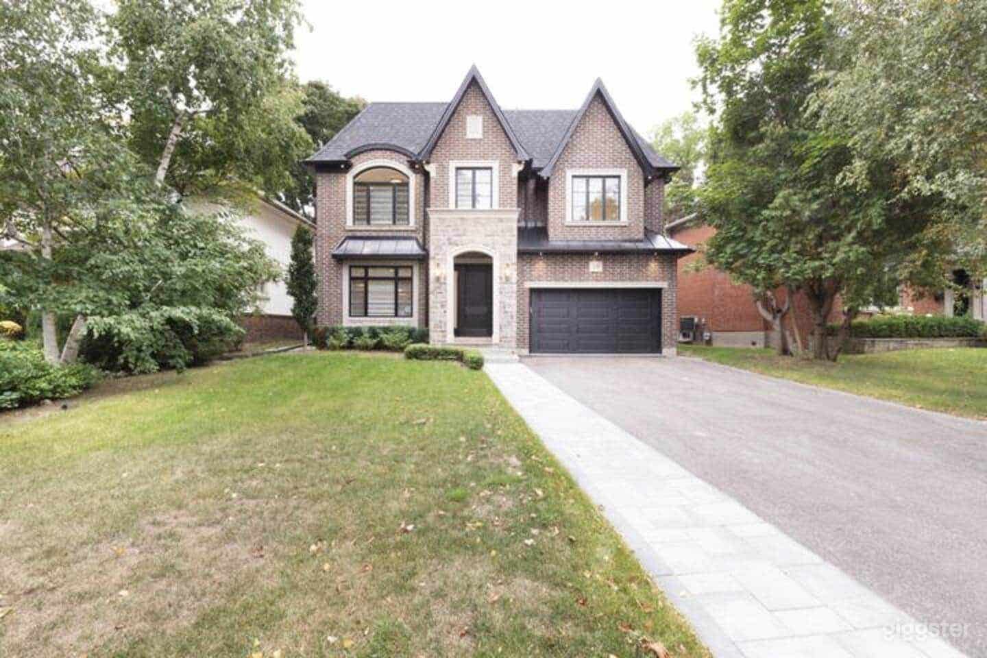 Custom Home in Etobicoke [20 Minutes to Downtown] Photo 1
