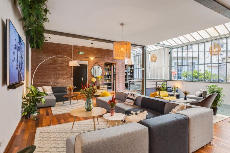  Atypical loft under glass roof 
