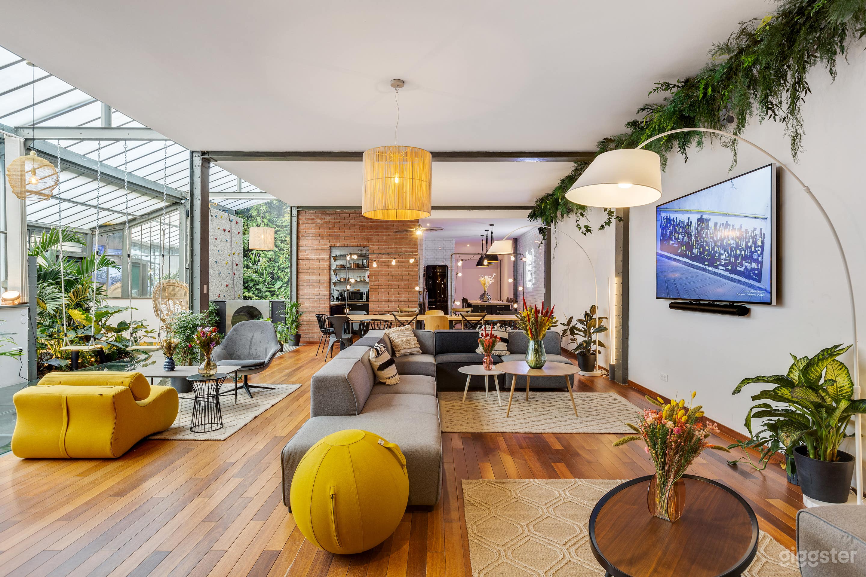 Loft atypique sous verrière Photo 1