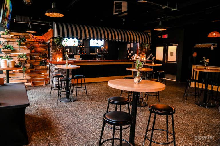  CLASSIC & INTIMATE LOUNGE 