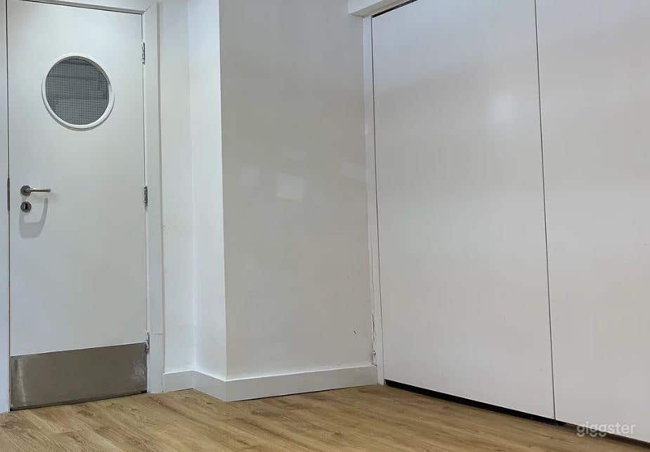 Small Meeting Room Good for 4 Pax Photo 3