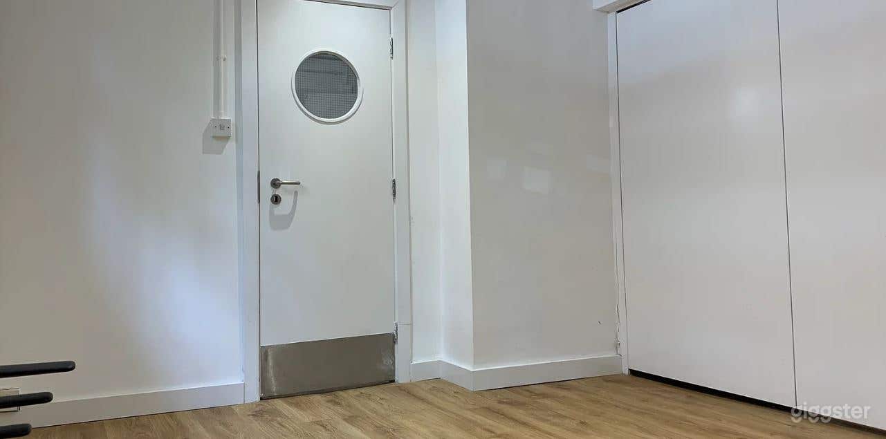 Small Meeting Room Good for 4 Pax Photo 2