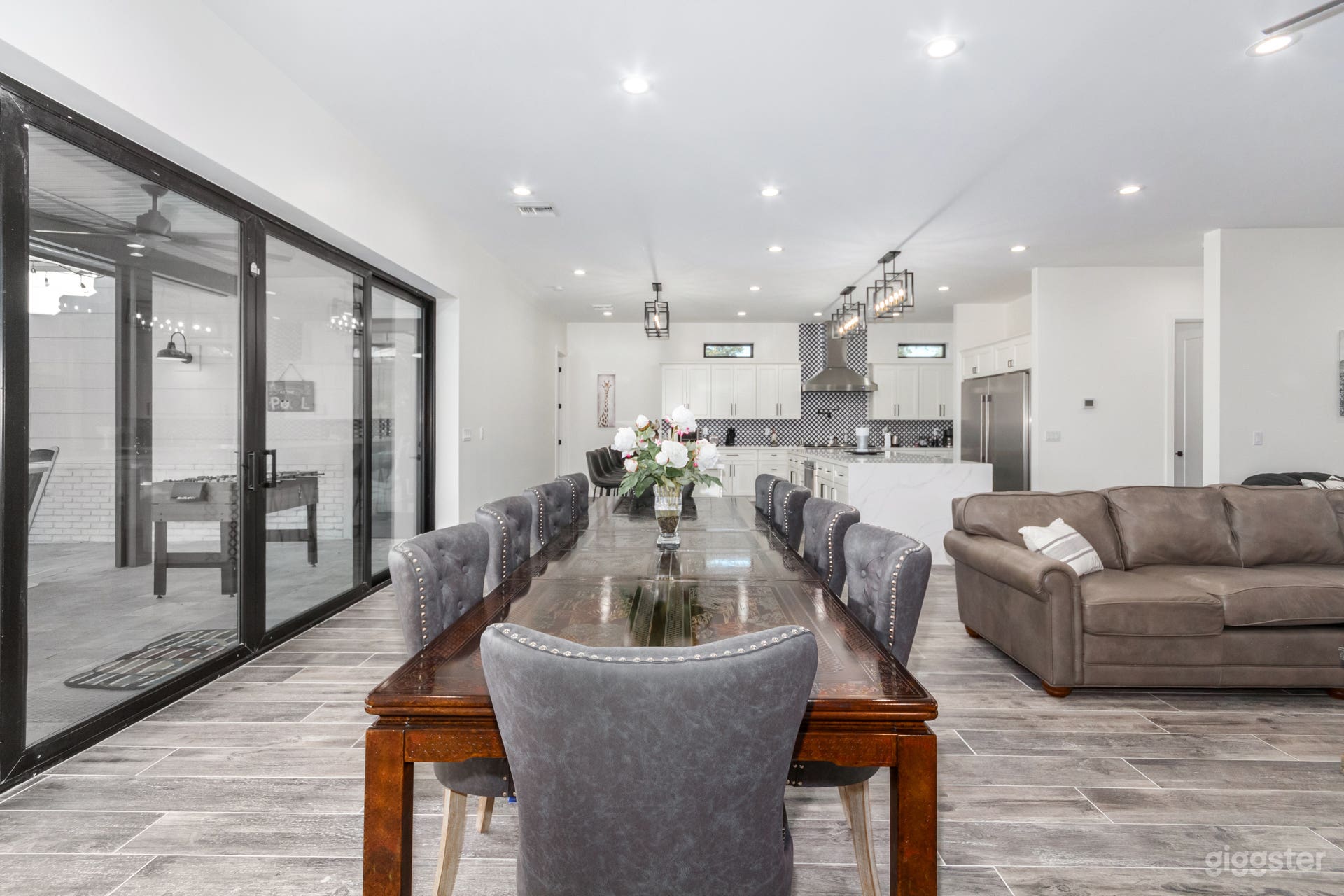 Beautiful dining table in open kitchen/family combination