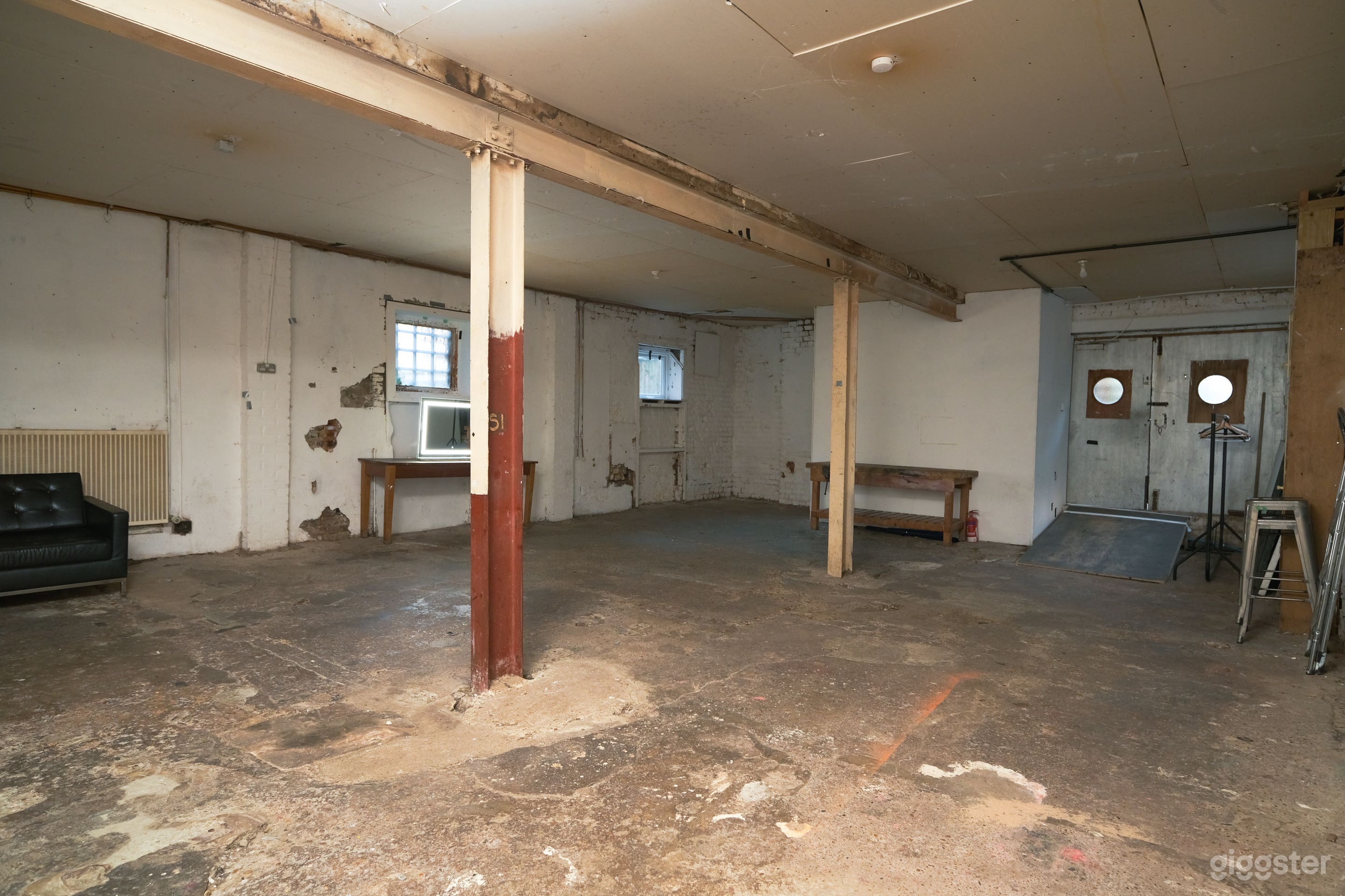 Industrial Warehouse/ Workshop/ Blackout Studio Photo 1