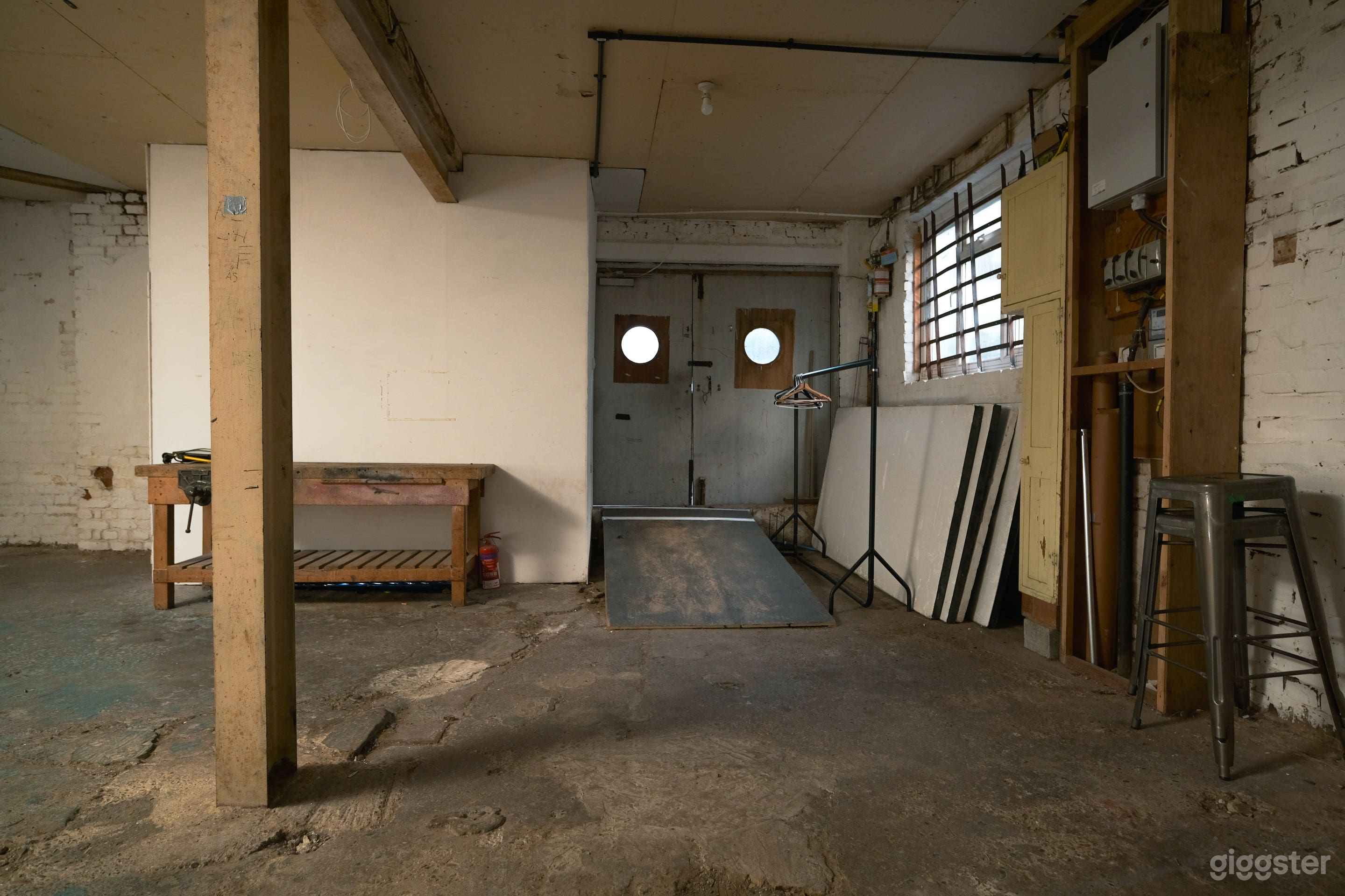 Industrial Warehouse/ Workshop/ Blackout Studio Photo 4