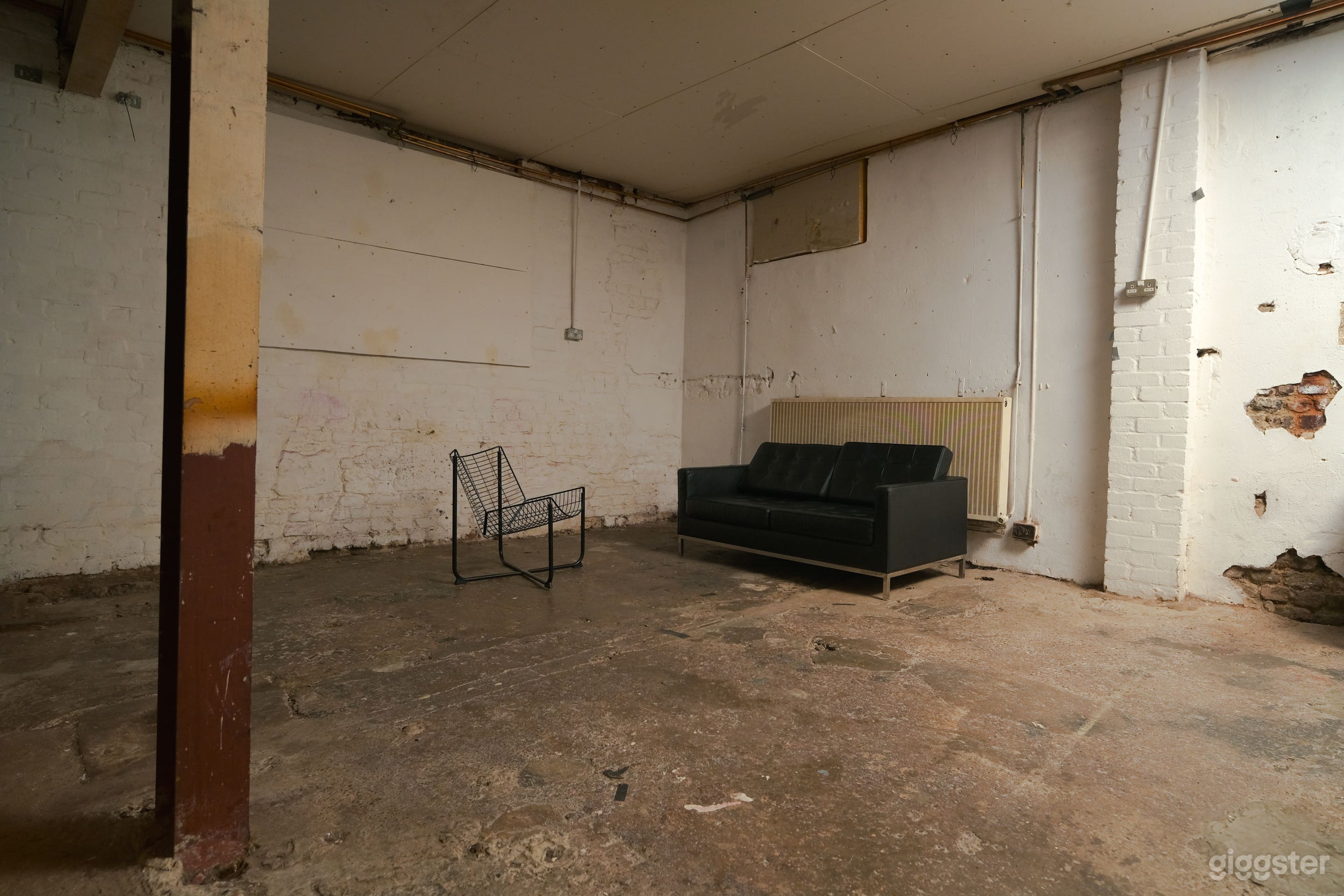 Industrial Warehouse/ Workshop/ Blackout Studio Photo 3