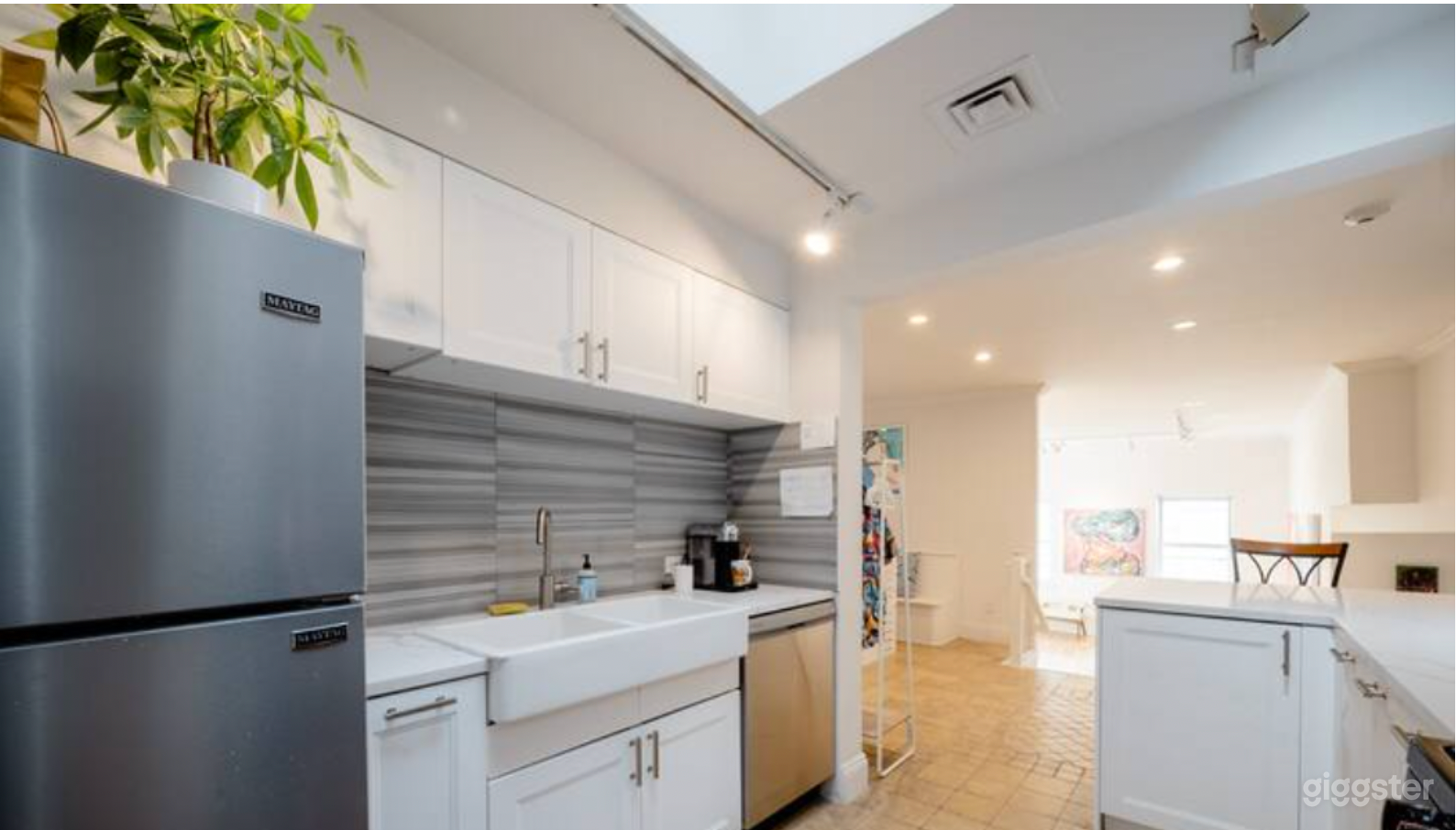 3500 square ft 4 br 3 ba Art Gallery Penthouse. Private rooftop. Photo 2