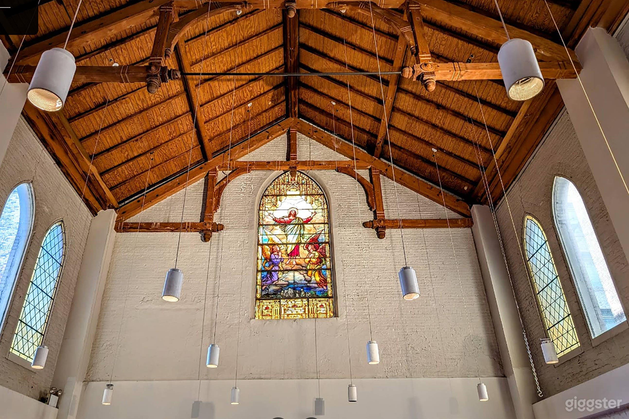 Beautiful Sanctuary with Exceptional Acoustics & Flexible Photo 2
