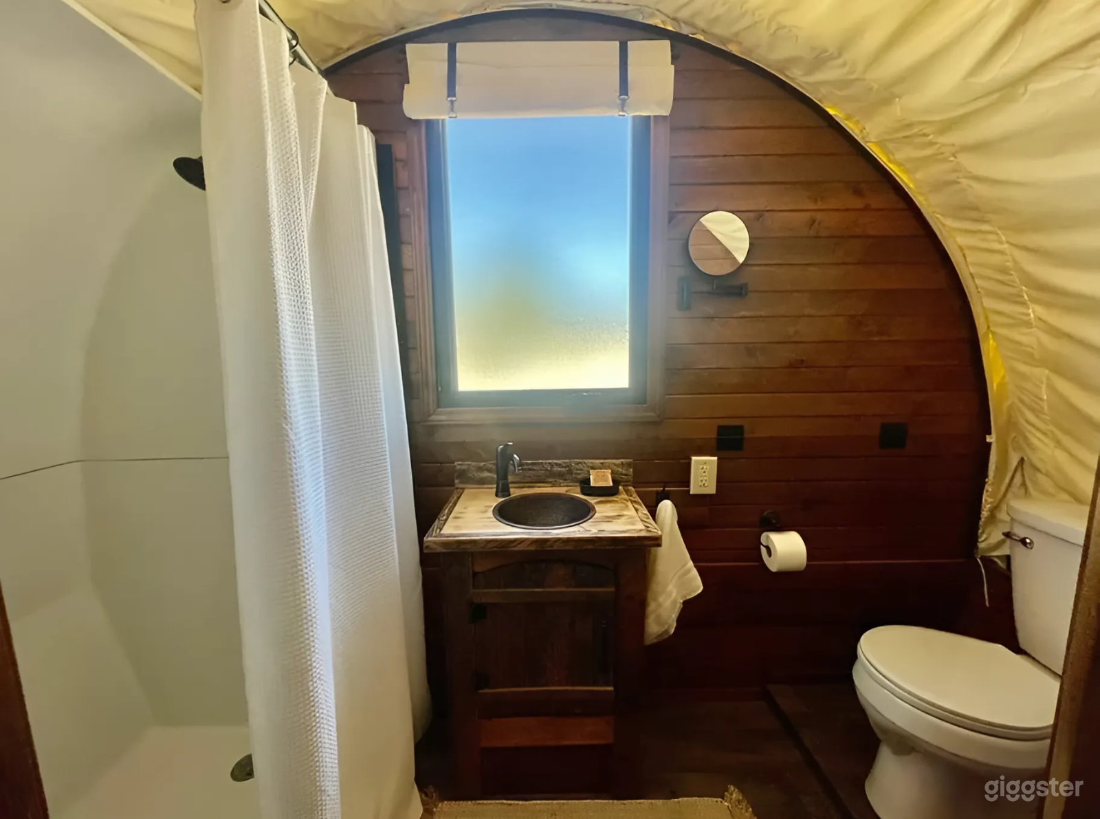 Spacious Double Queen Wagon Photo 4