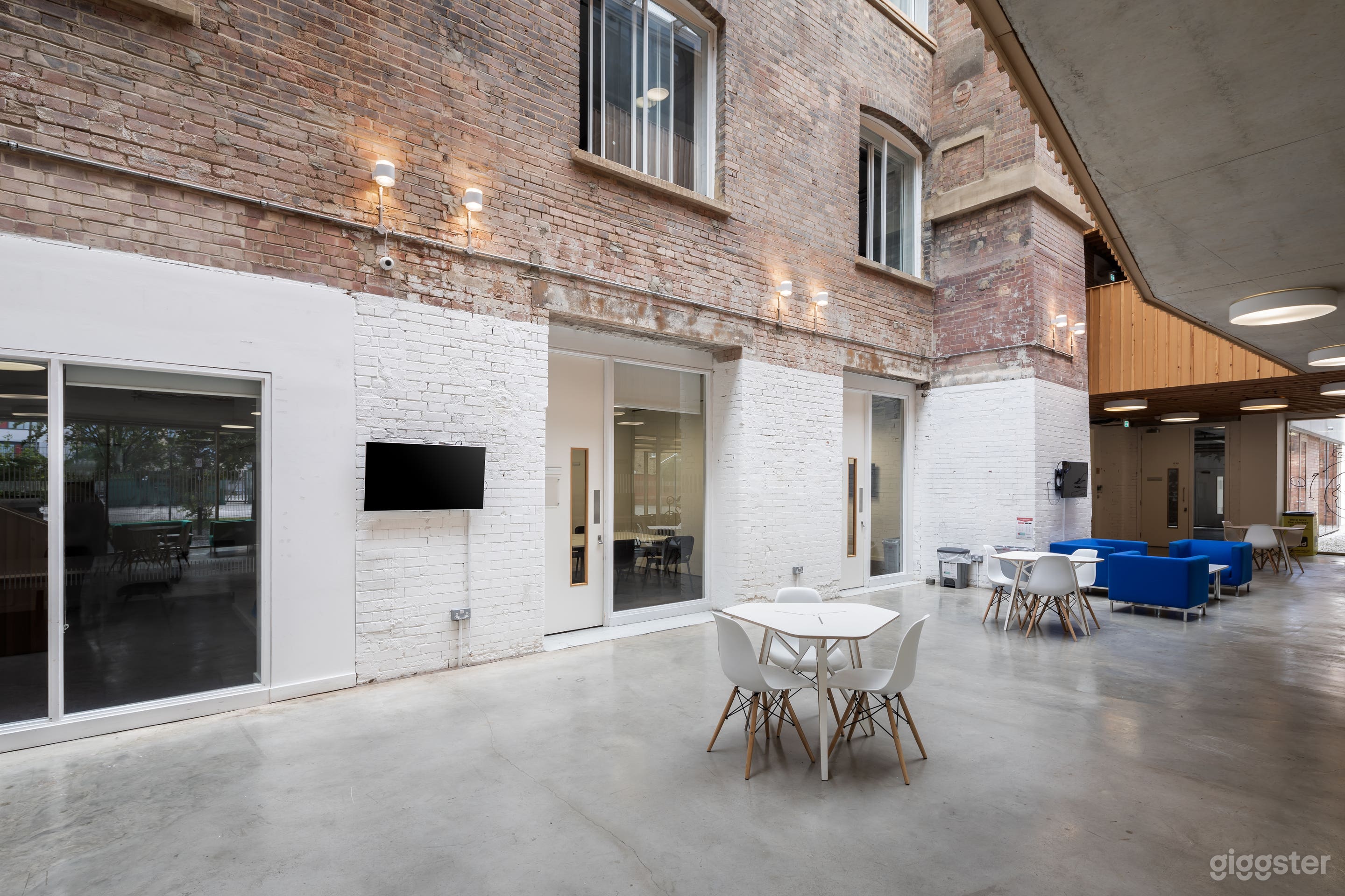 A beautifully light and spacious workplace  Photo 4