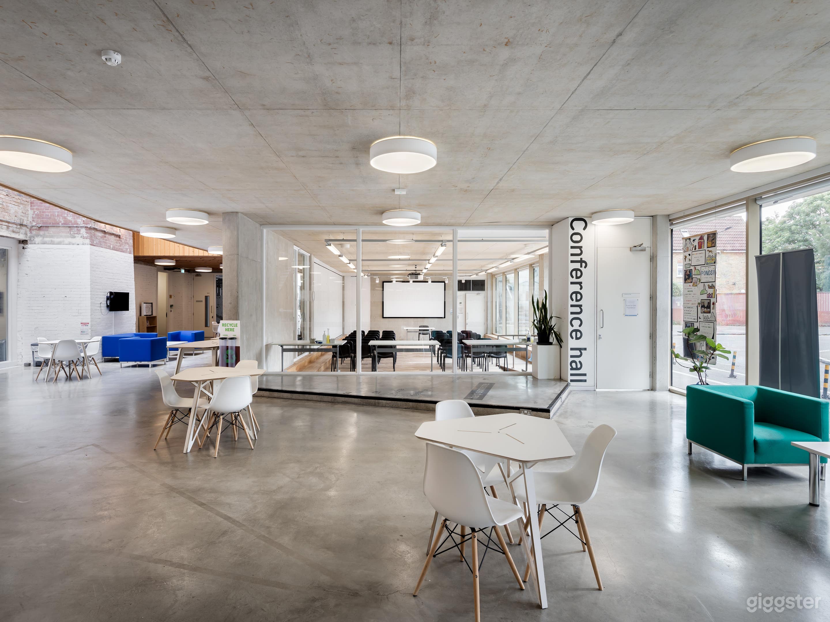 A beautifully light and spacious workplace  Photo 1