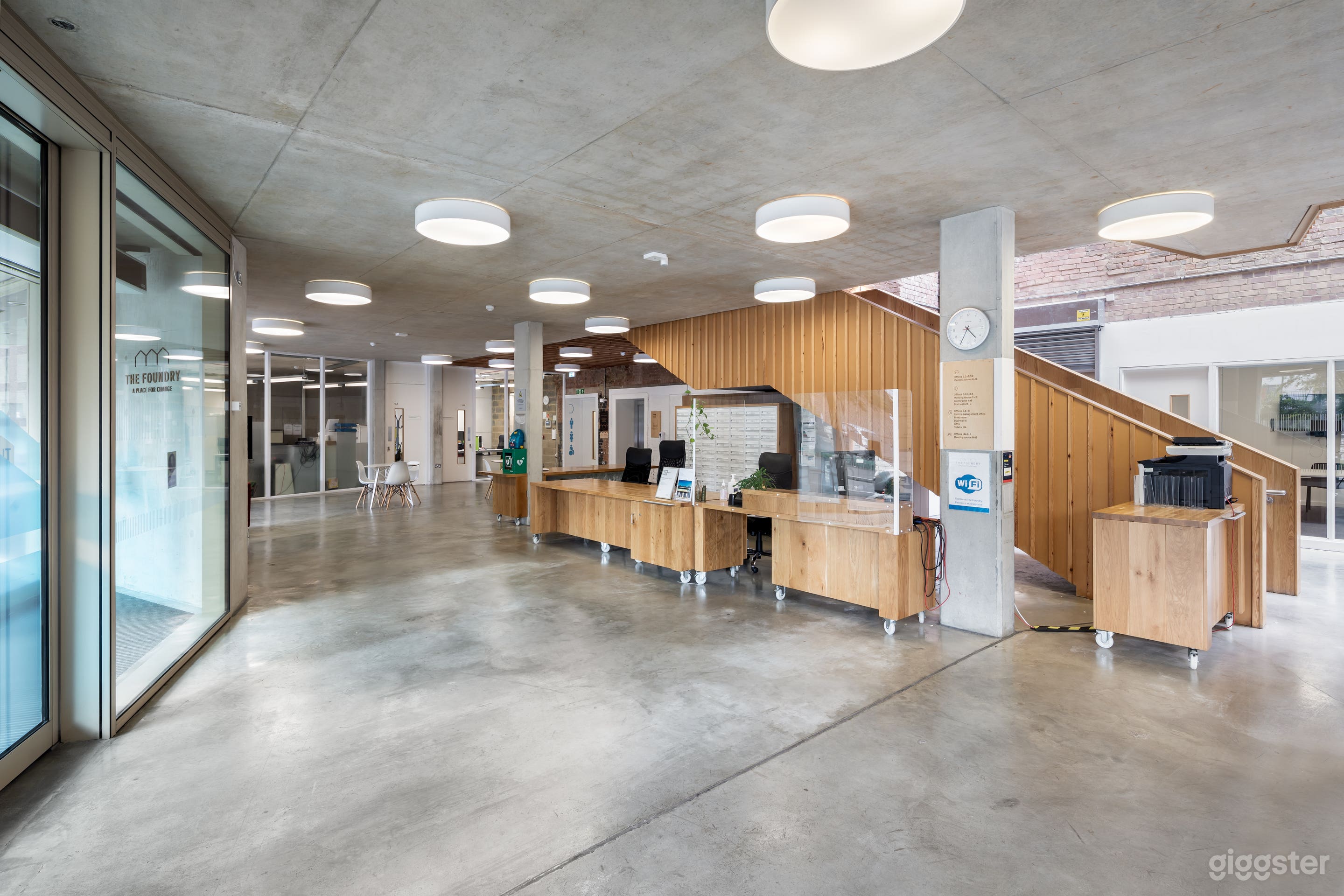 A beautifully light and spacious workplace  Photo 2