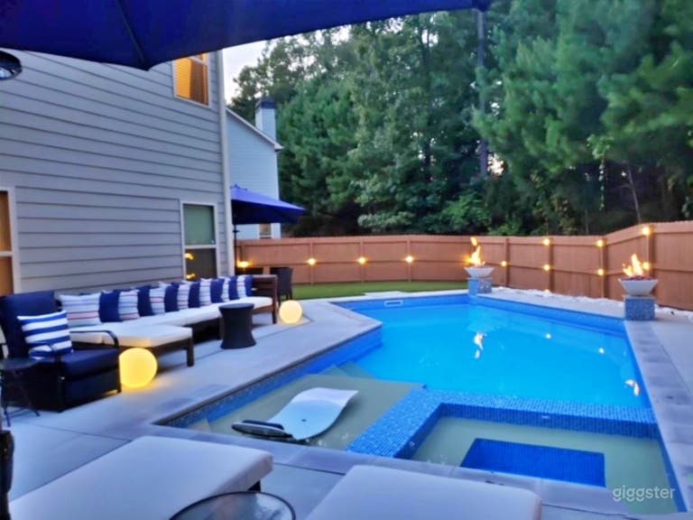  Refreshing Pool with Lounge 