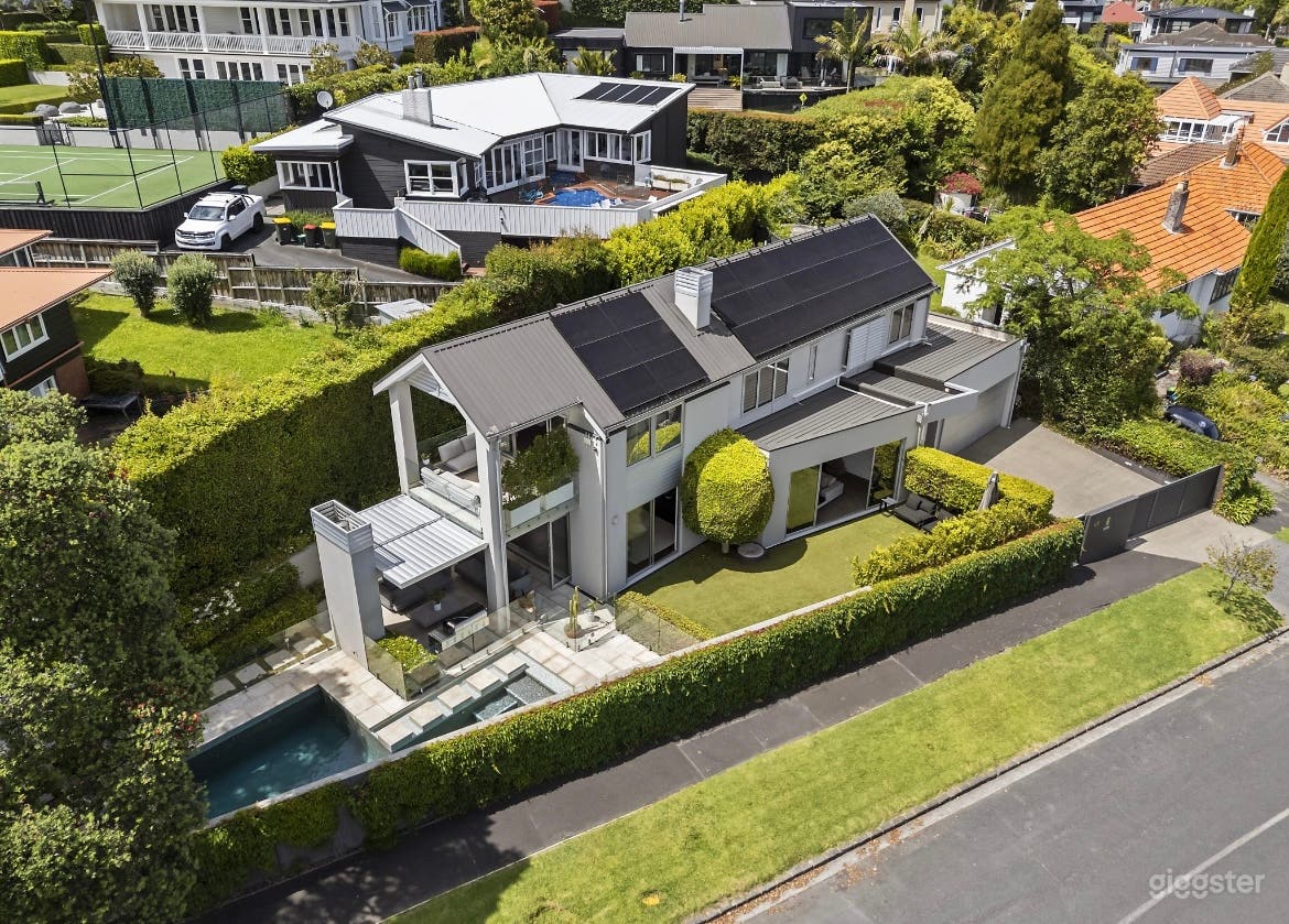 Large, modern family home Photo 1