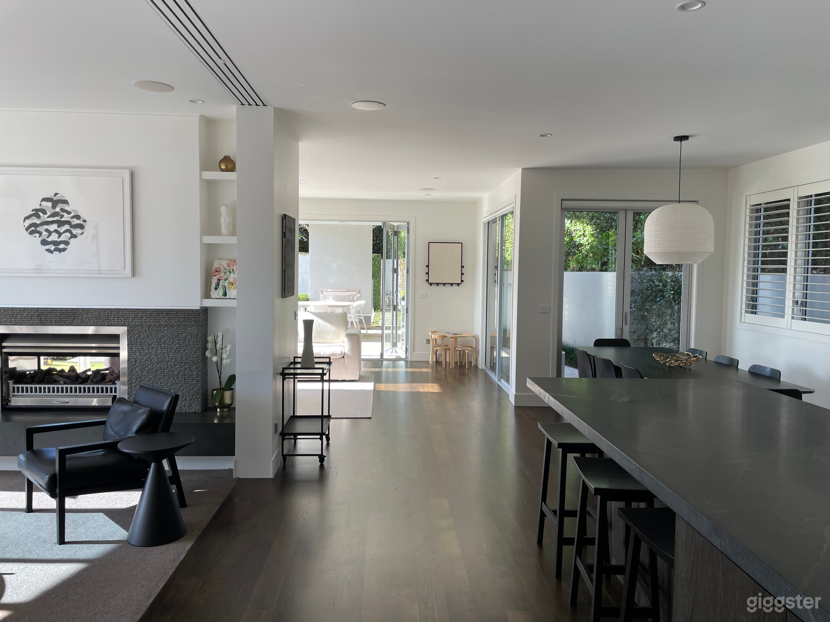 Large, modern family home Photo 4