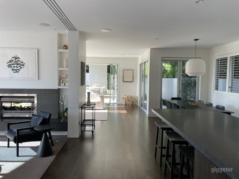  Large, modern family home 