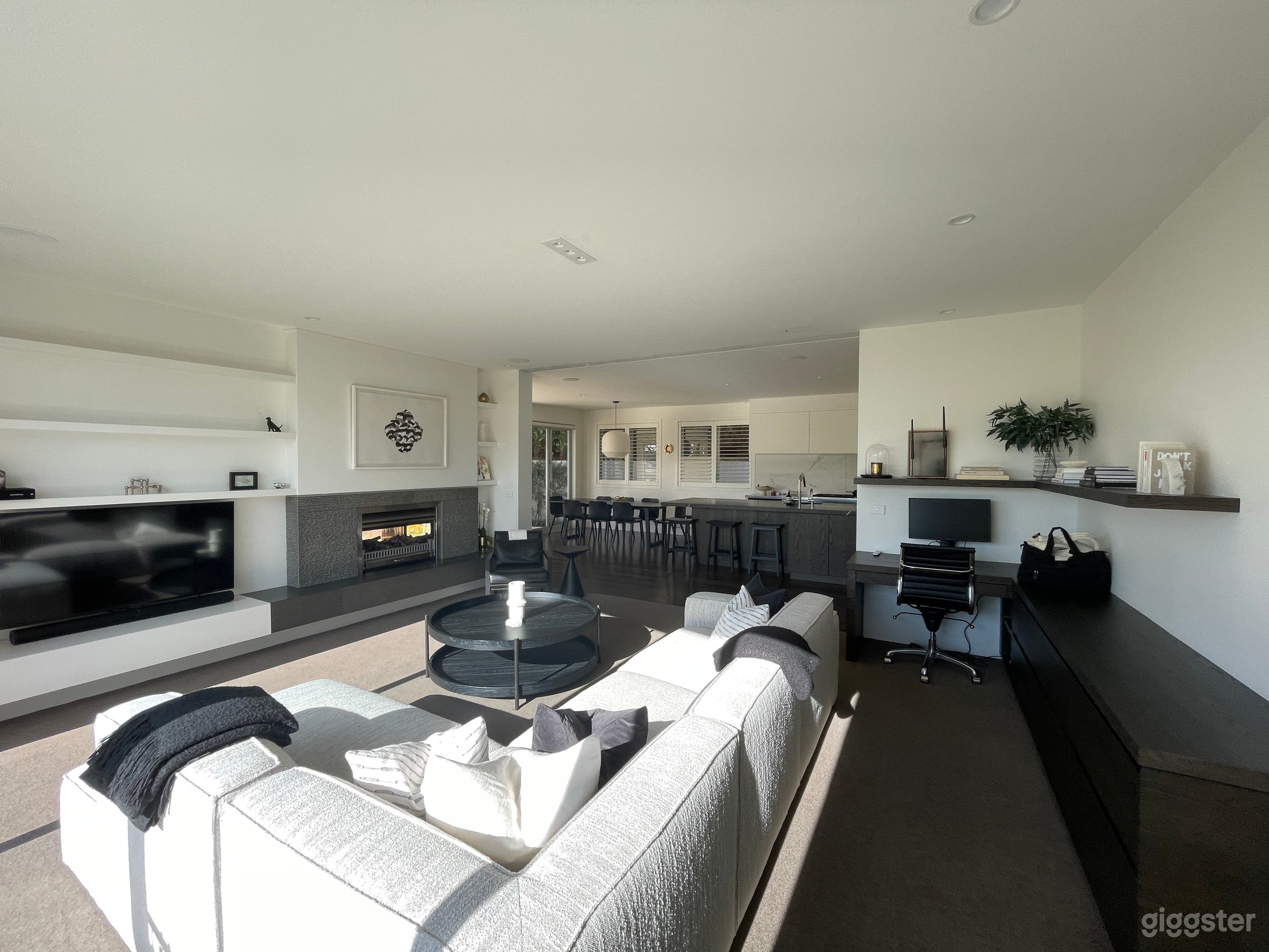 Large, modern family home Photo 3