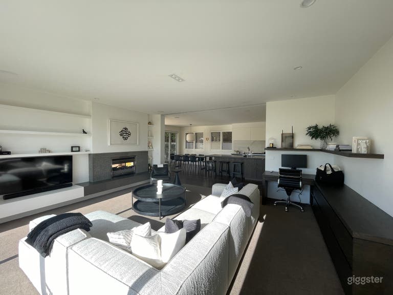  Large, modern family home 