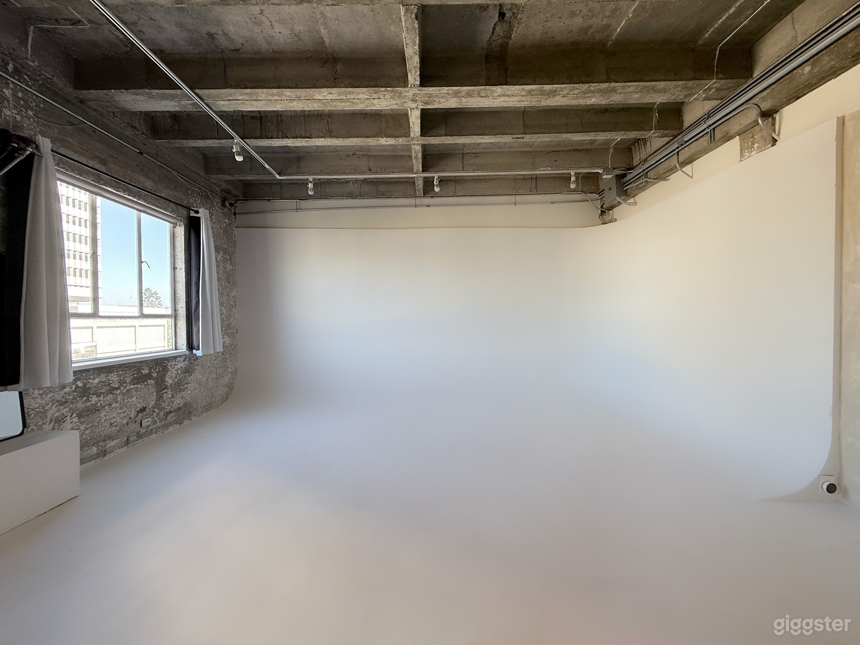 West Hollywood Photo/Video Studio | White Cyc wall Photo 4