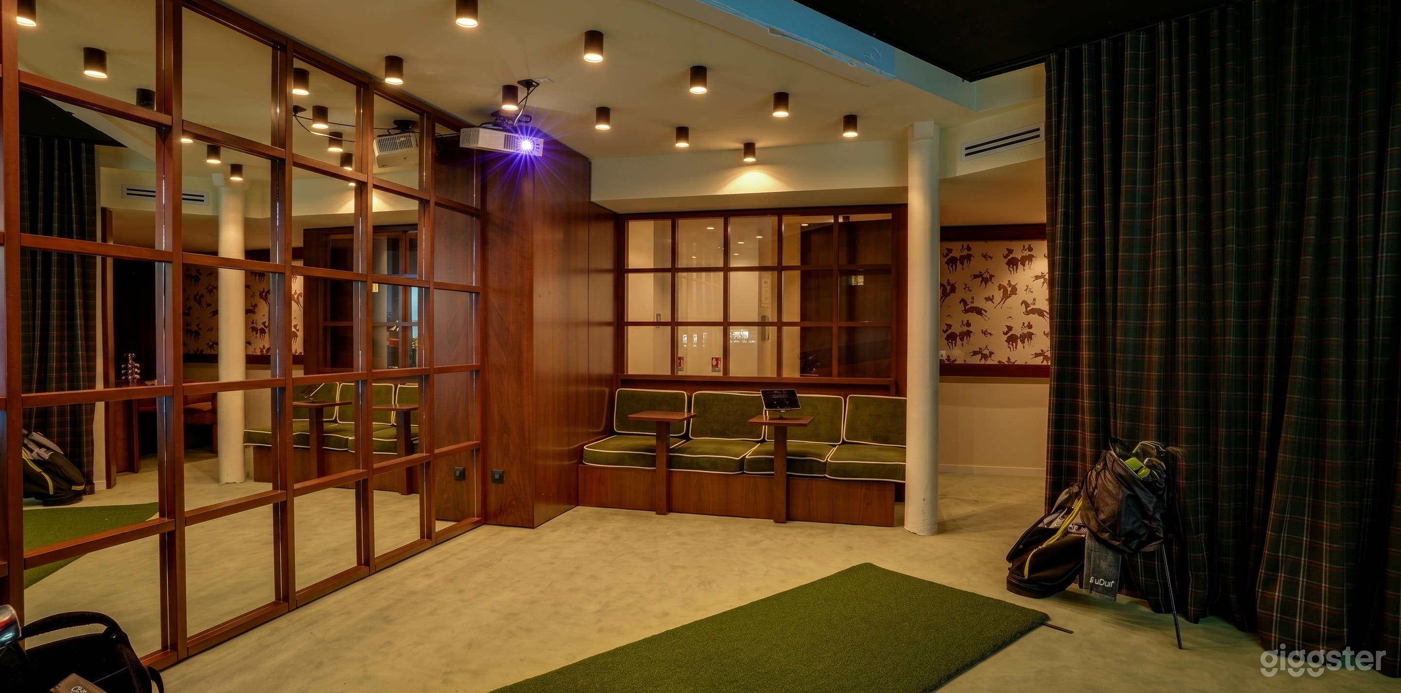 Photo de Salle de Golf Intérieure Privée avec Espace Conférence 1