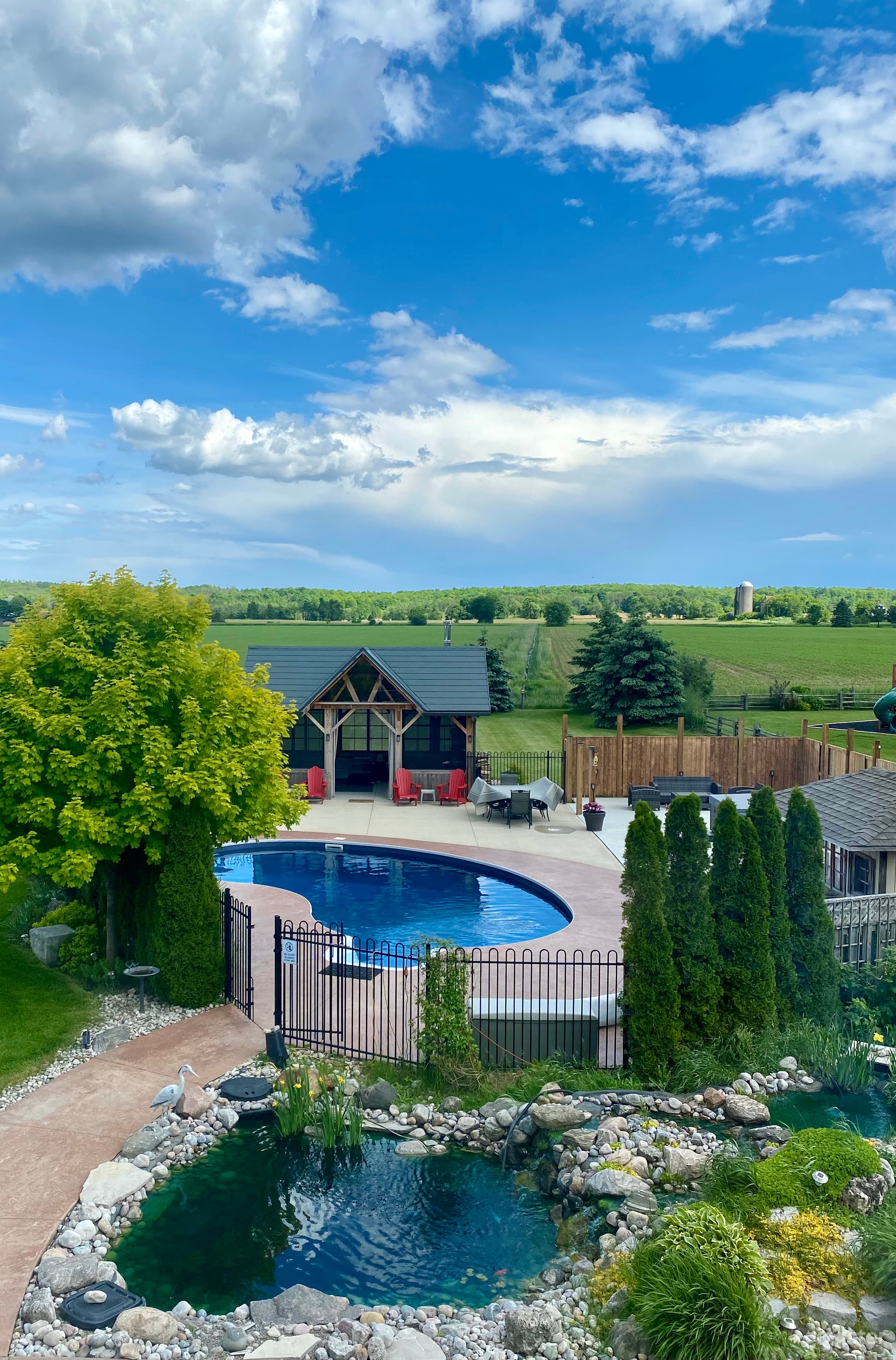 Cozy poolside cabana with pool and hot tub. Country views. Photo 4