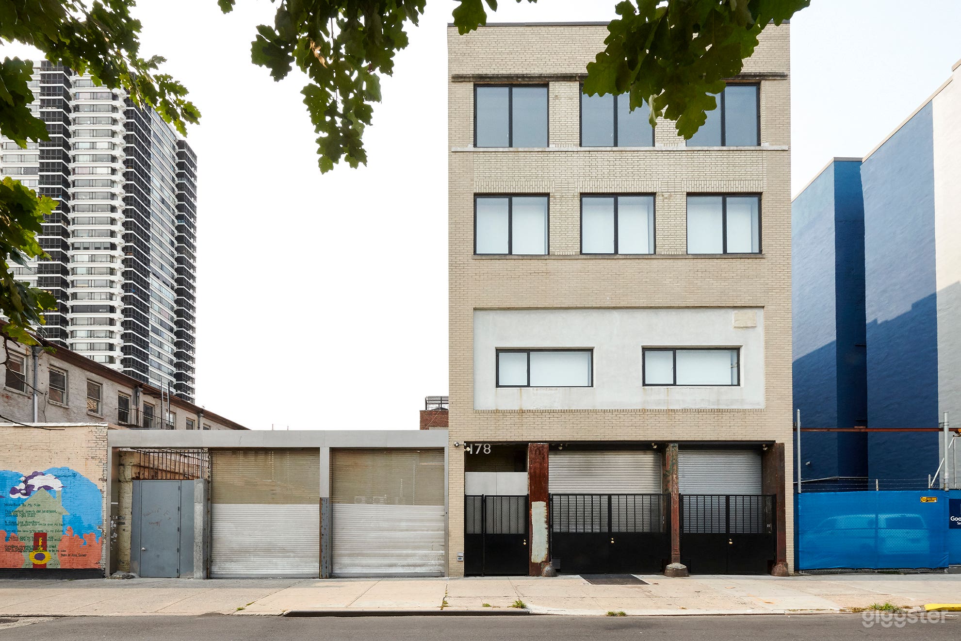 Four Story Gallery With Sculpture Garden Photo 4