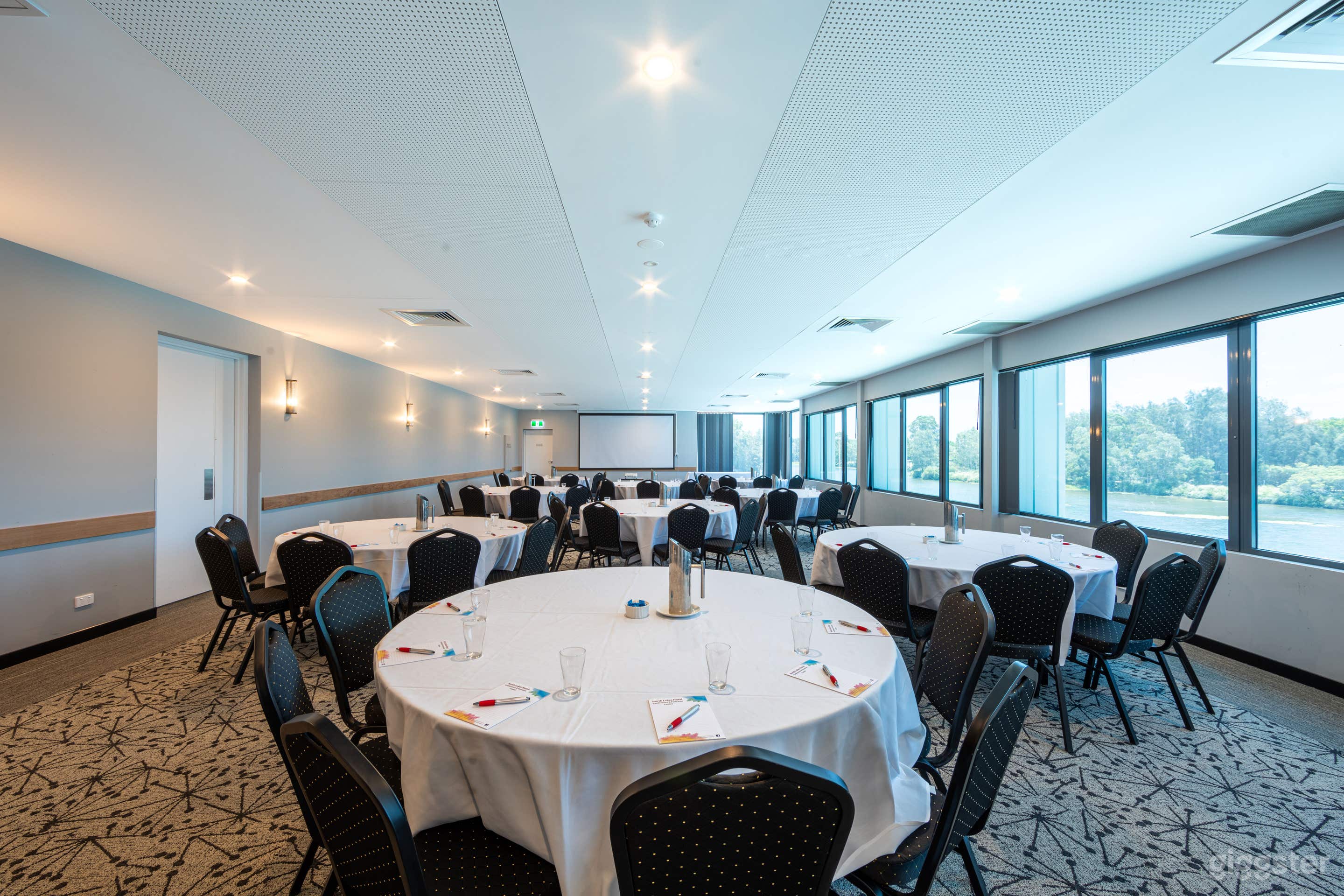 Spacious Bribie Island Room with Natural Light Photo 3