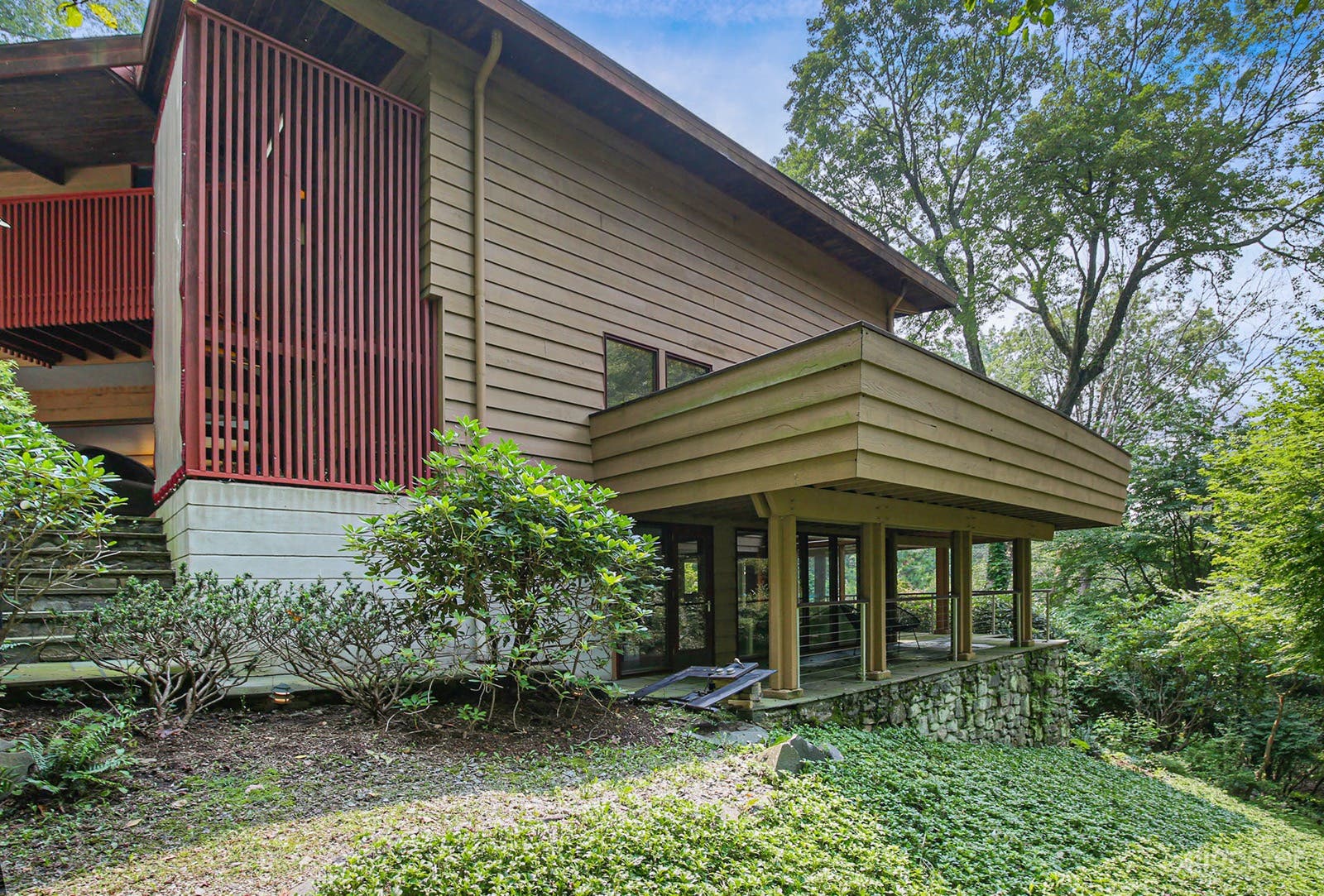 Beautiful Mid-Century Modern home w/ outdoor pool in Armonk Photo 3