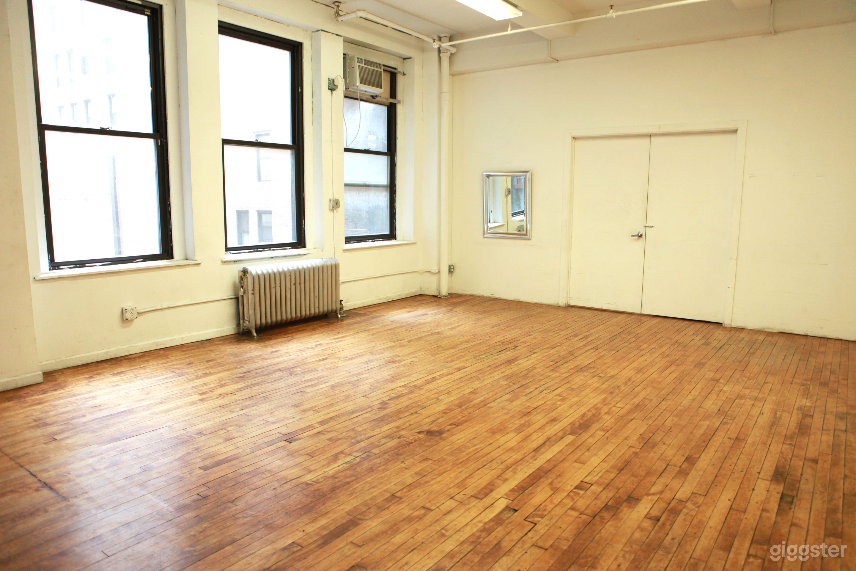 Minimal Workshop And Meeting Space Photo 1