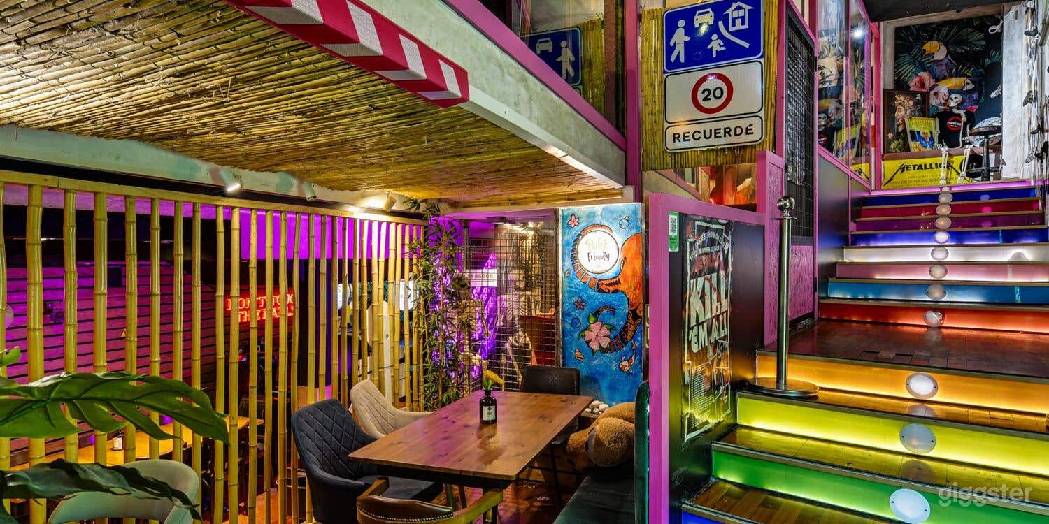 Restaurante Urbano Ecléctico Hecho a Mano con Arte Callejero, Terraza Foto 3