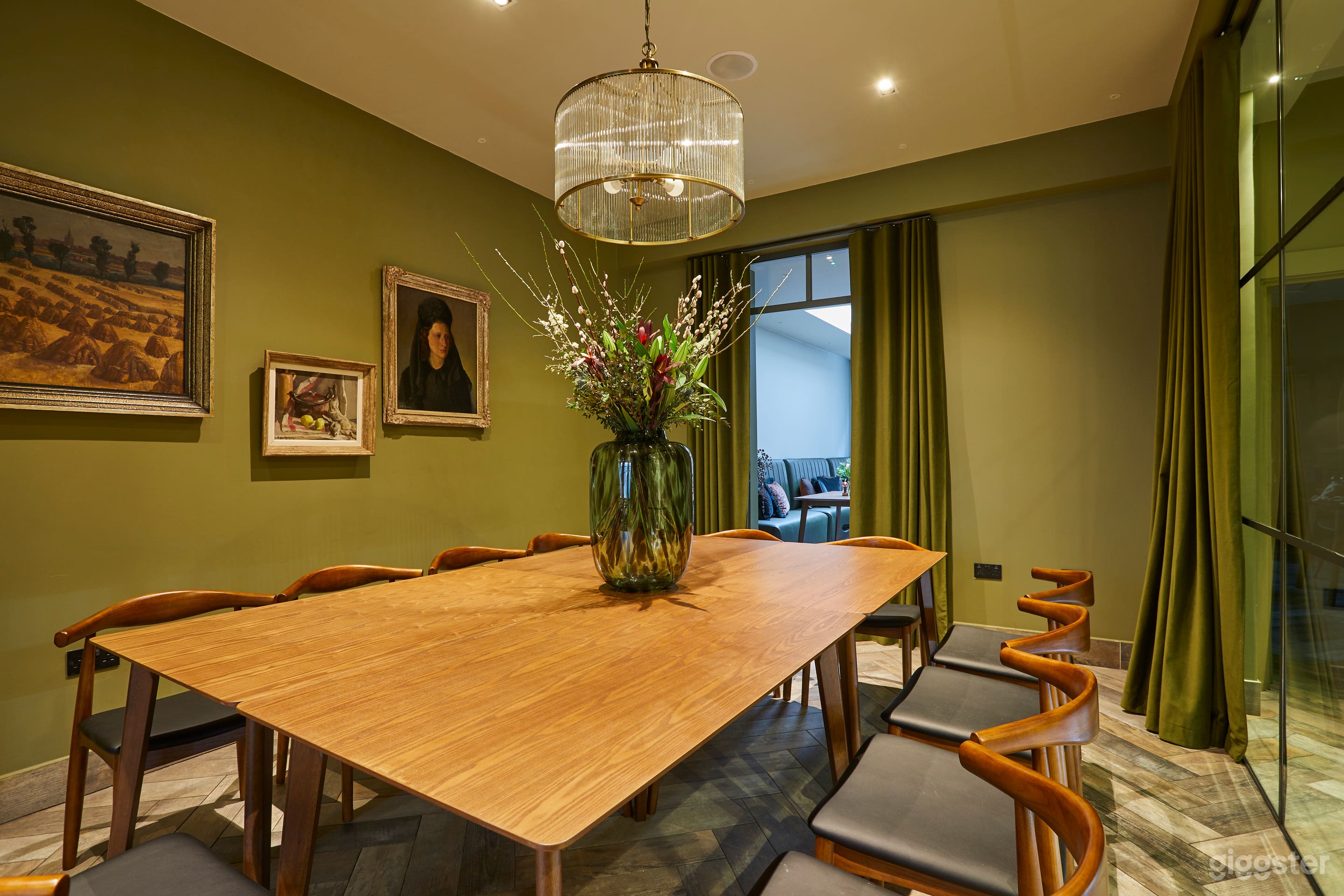 Bright and Functional Cubitt Room Photo 2