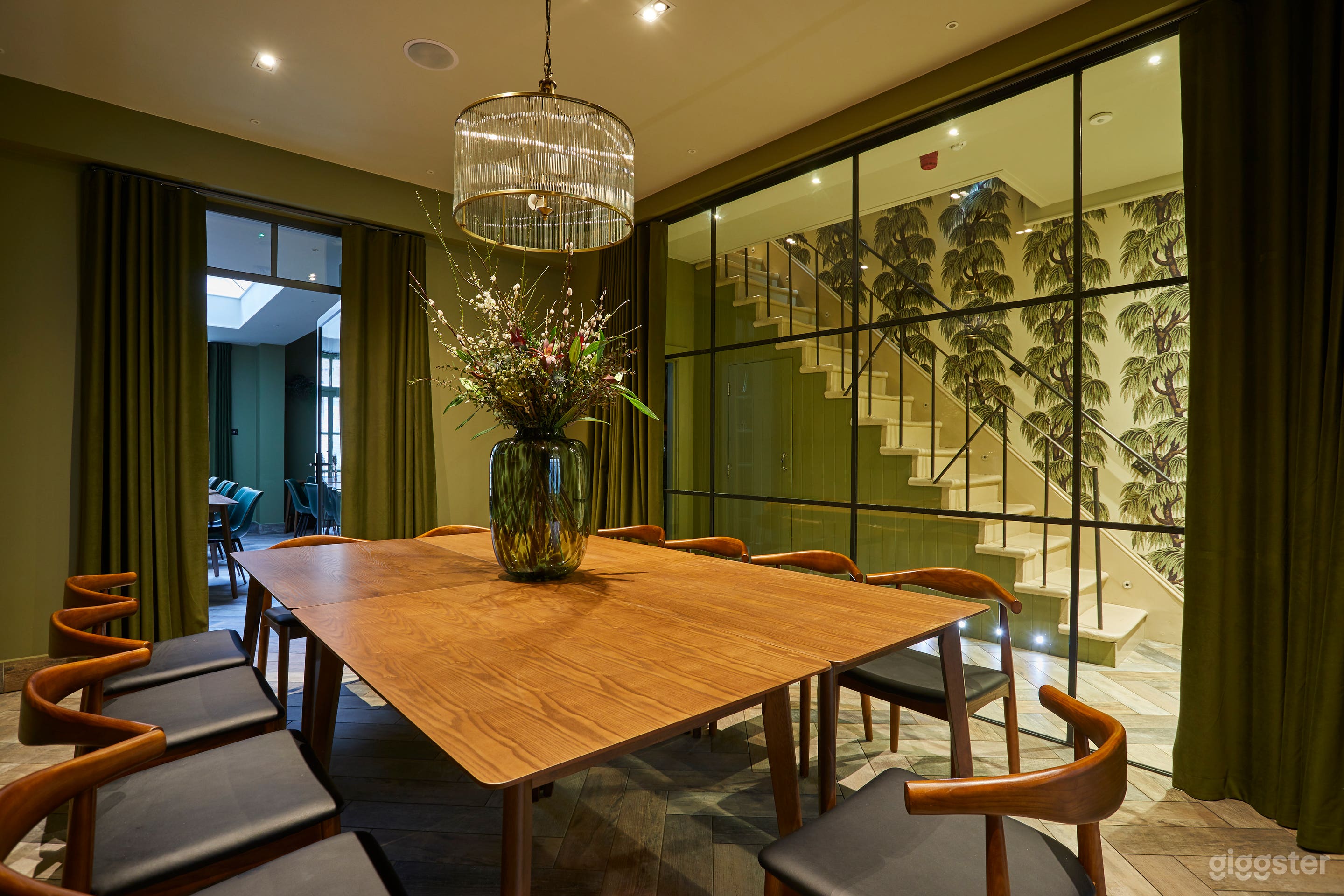 Bright and Functional Cubitt Room Photo 1