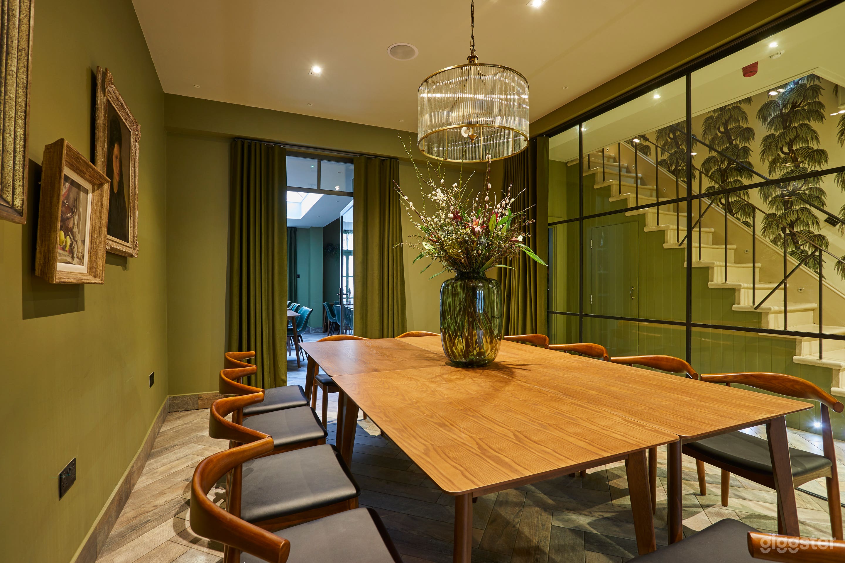 Bright and Functional Cubitt Room Photo 4