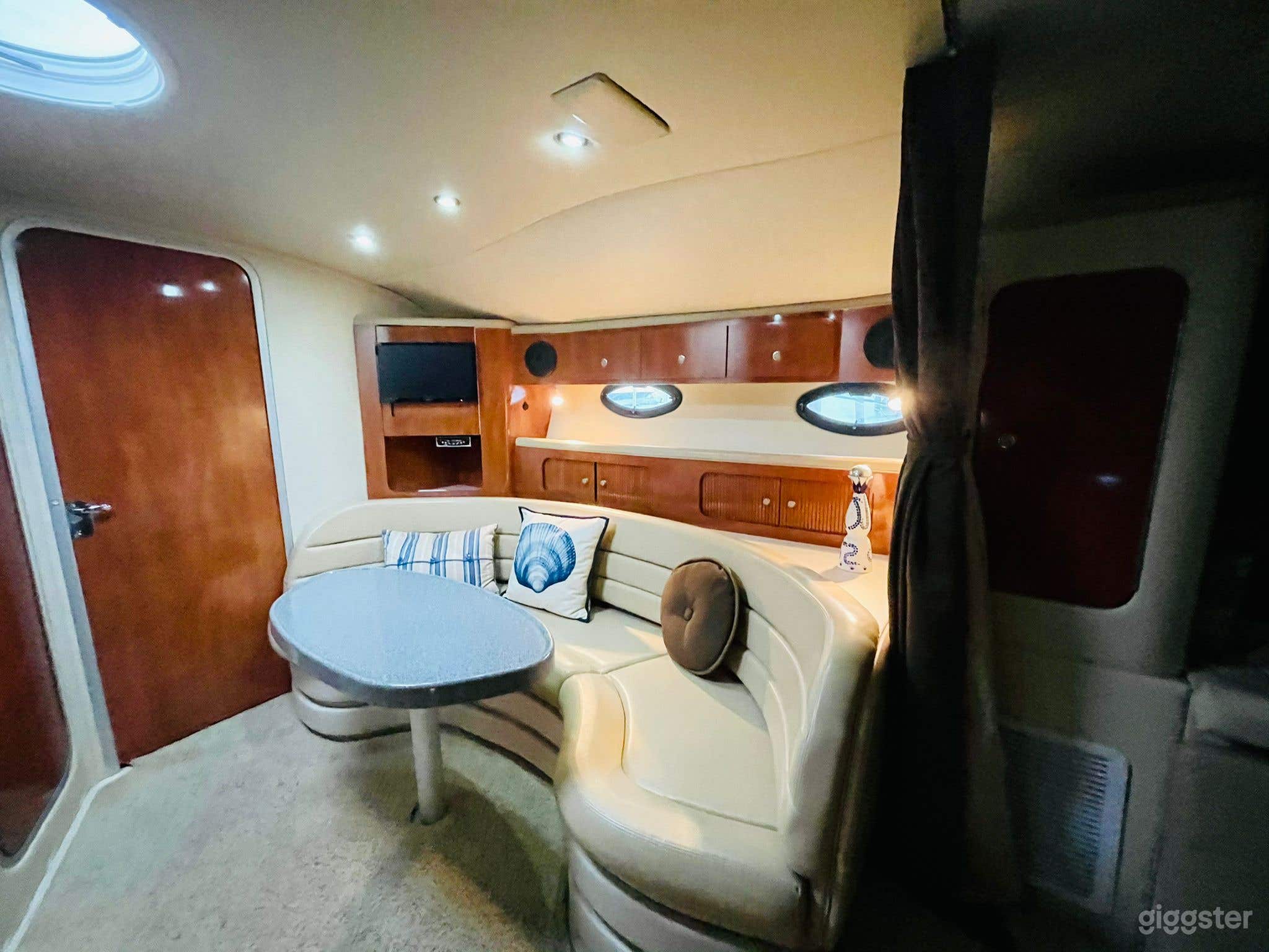 Exquisite 40FT Larson Sea Isle Party Yacht Space Events  Photo 4