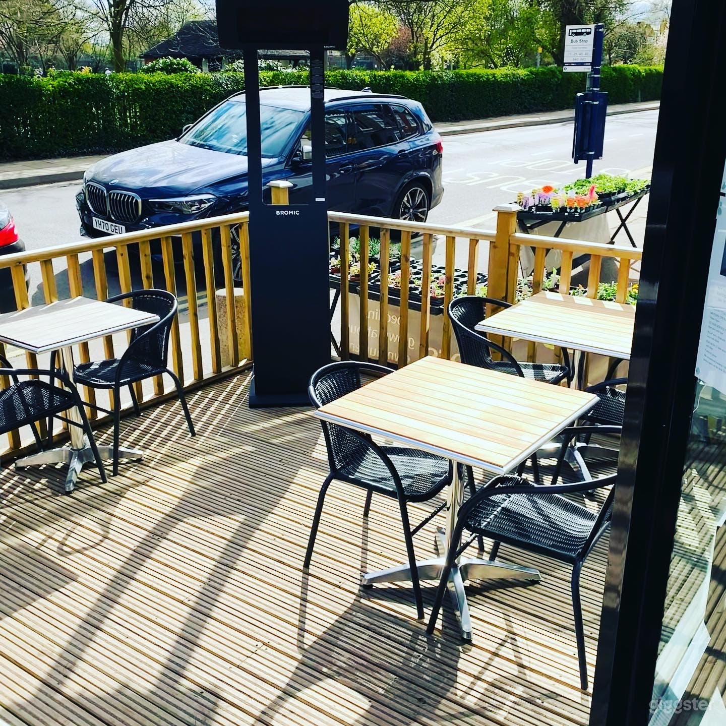 Spacious , arty, modern coffee shop Photo 1