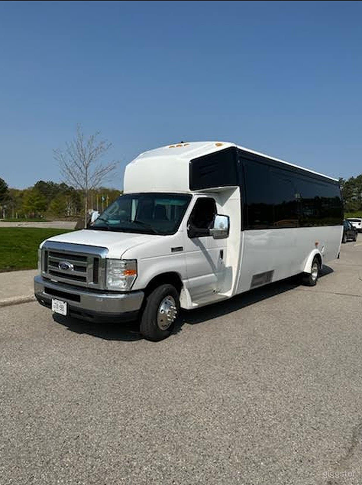 Luxury Mini Coach for 24 Passengers Photo 1