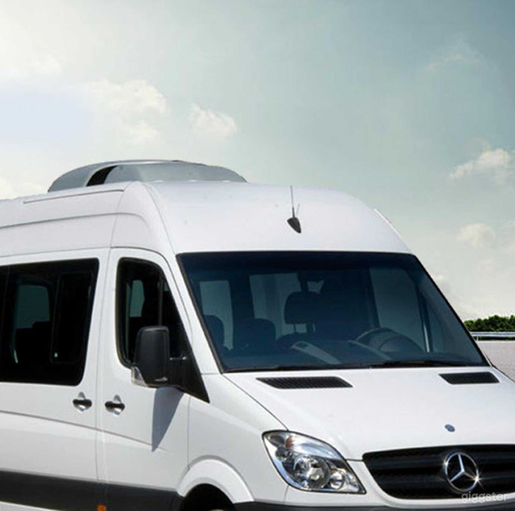 Luxury Mini Coach for 24 Passengers Photo 3