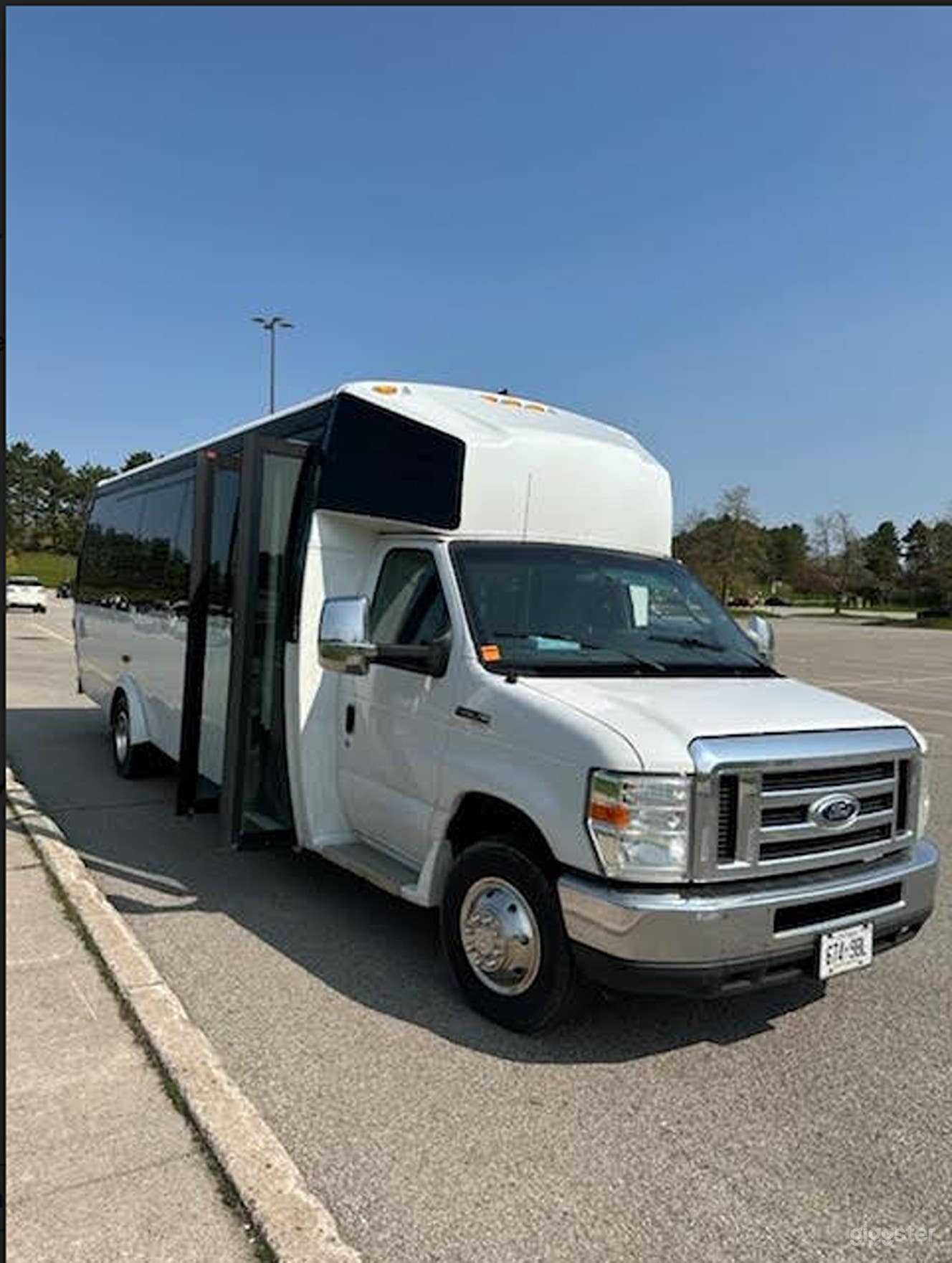 Luxury Mini Coach for 24 Passengers Photo 2