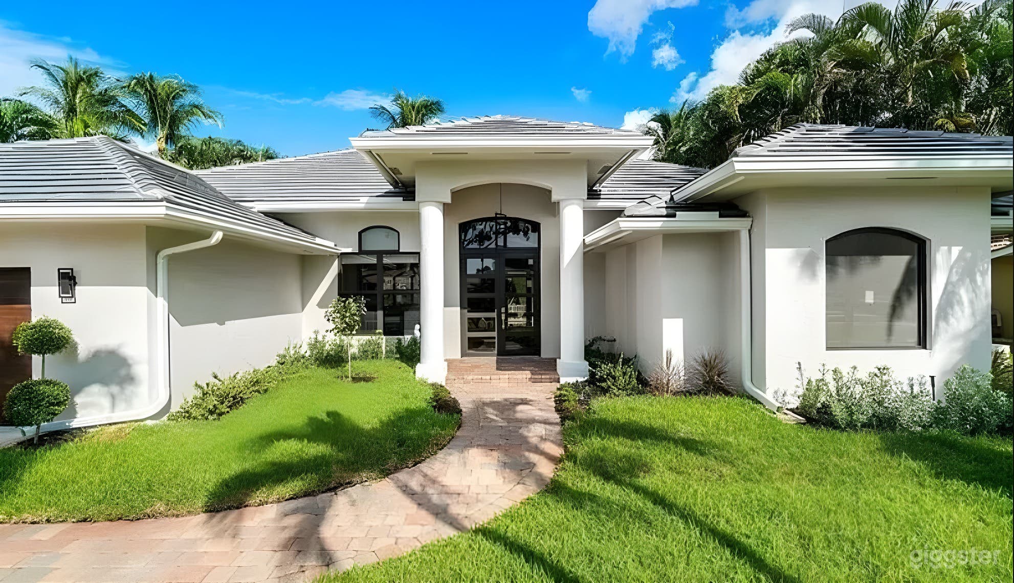 Stylish All-White Villa with Pool (Buyout) Photo 1