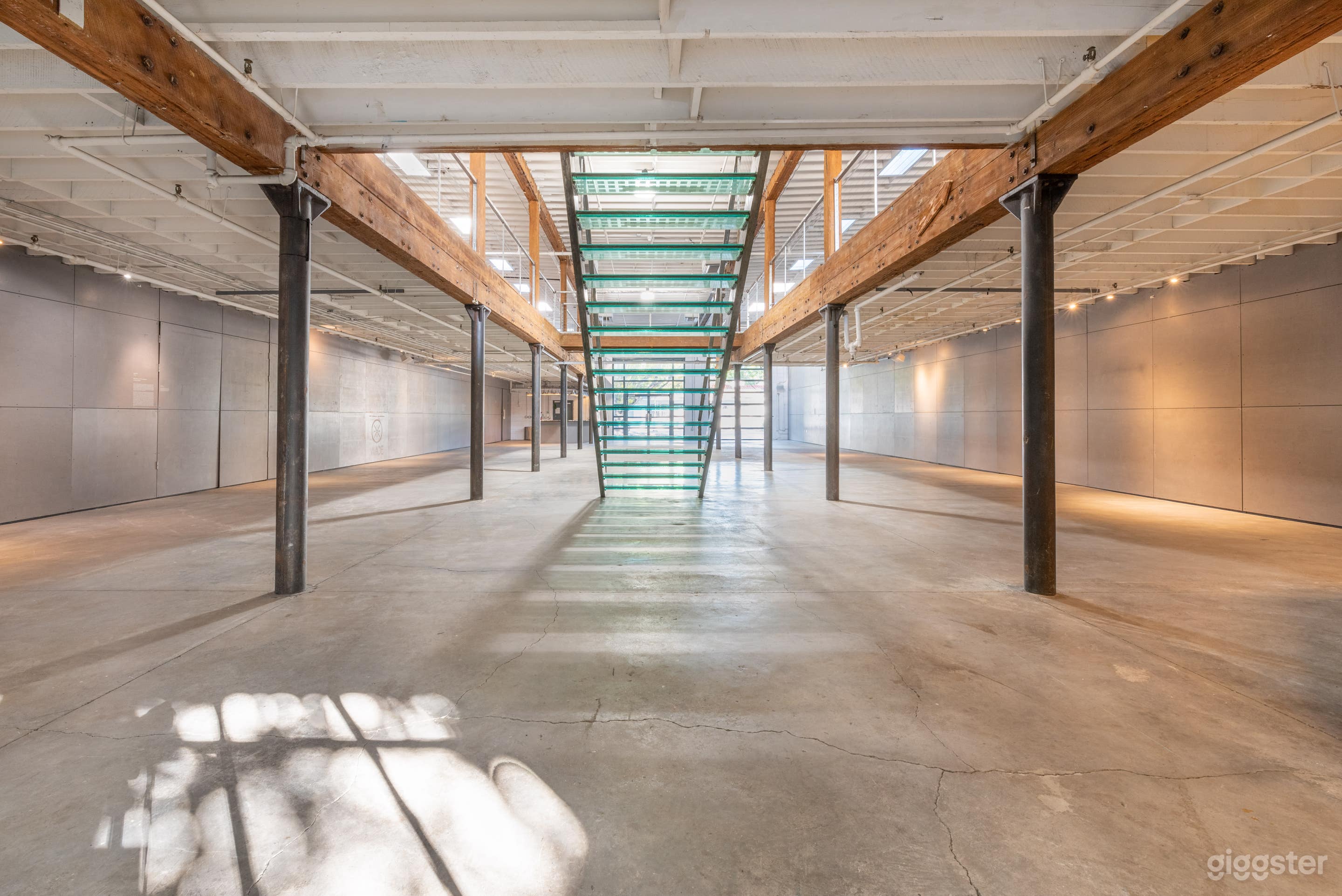 ● Air Conditioning
● Indoor and Veranda Spaces
● White Wall Gallery
● (Wifi) capability
● AV equipment (screen and projector)
● Built-in sound system
● Two main door entrances
● Electrical outlets (120V and 200V)
● Gallery ceiling lights