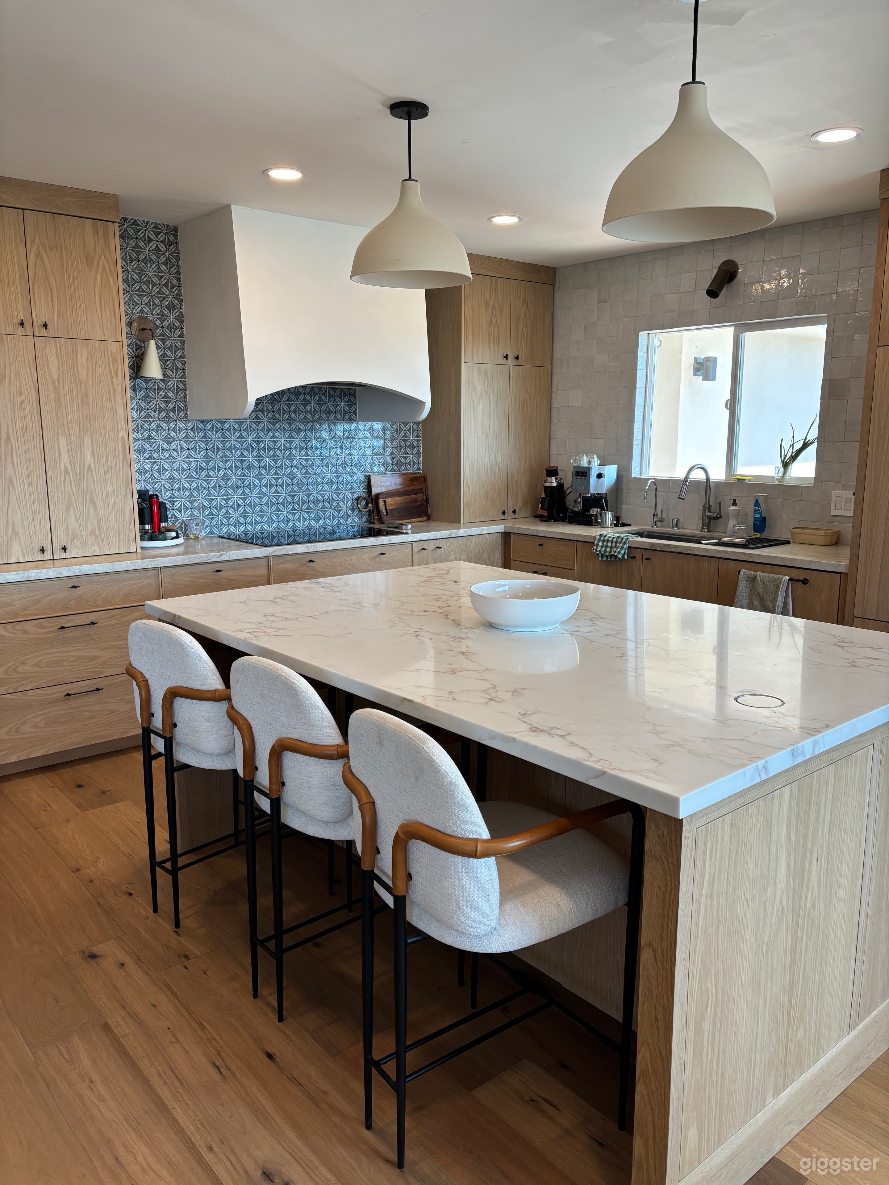 Spanish Modern Gem with Designer Kitchen &amp; Double-Deck Views Photo 4