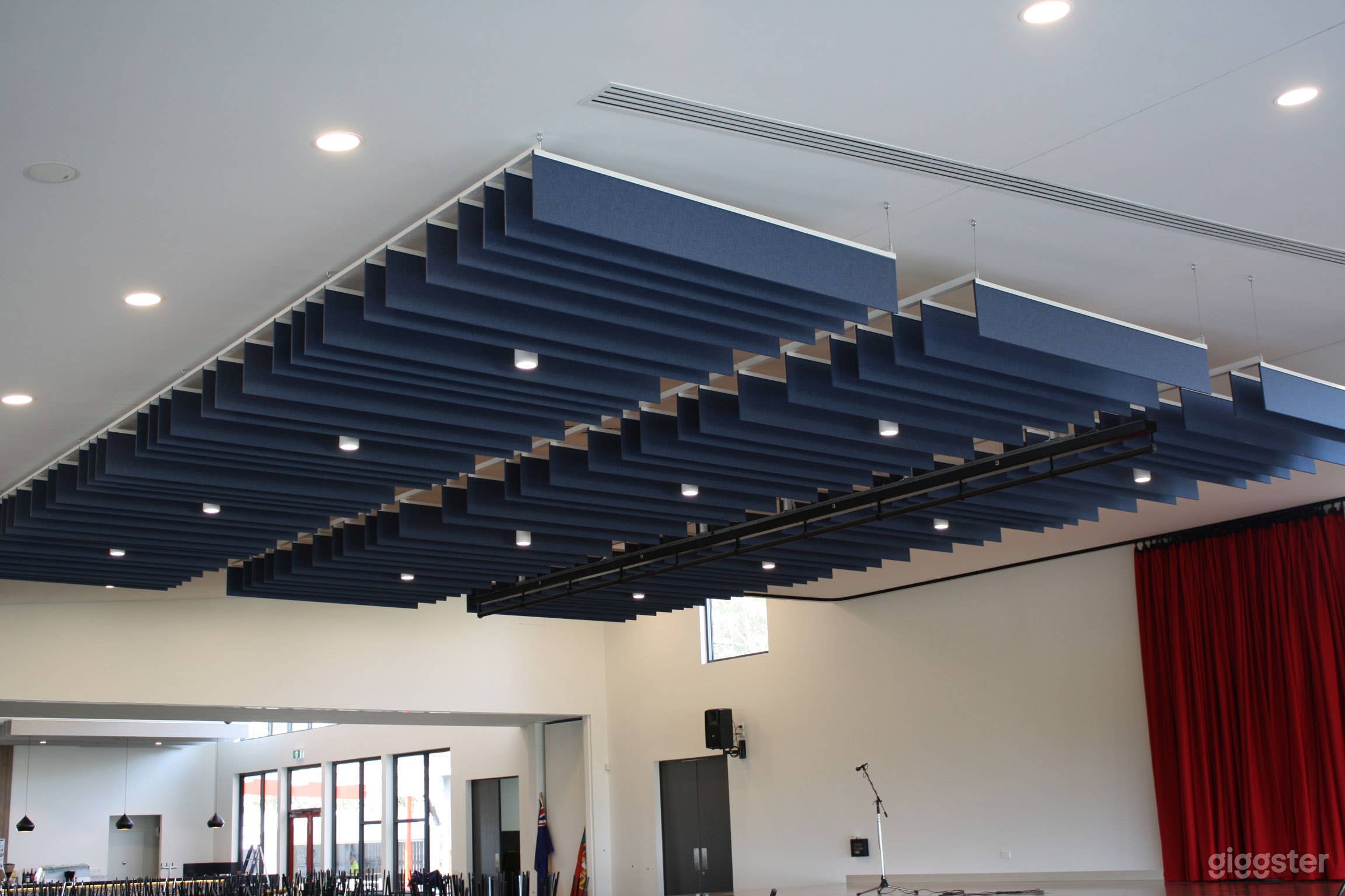 Bistro Room with Portuguese Touch in Ravenhall  Photo 4