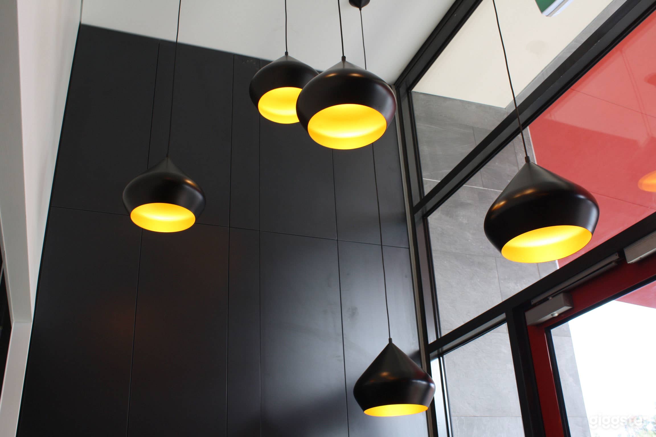 Bistro Room with Portuguese Touch in Ravenhall  Photo 2