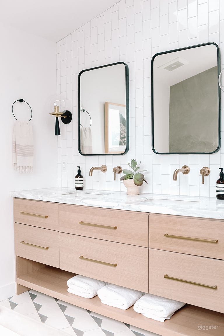  Modern master bathroom 