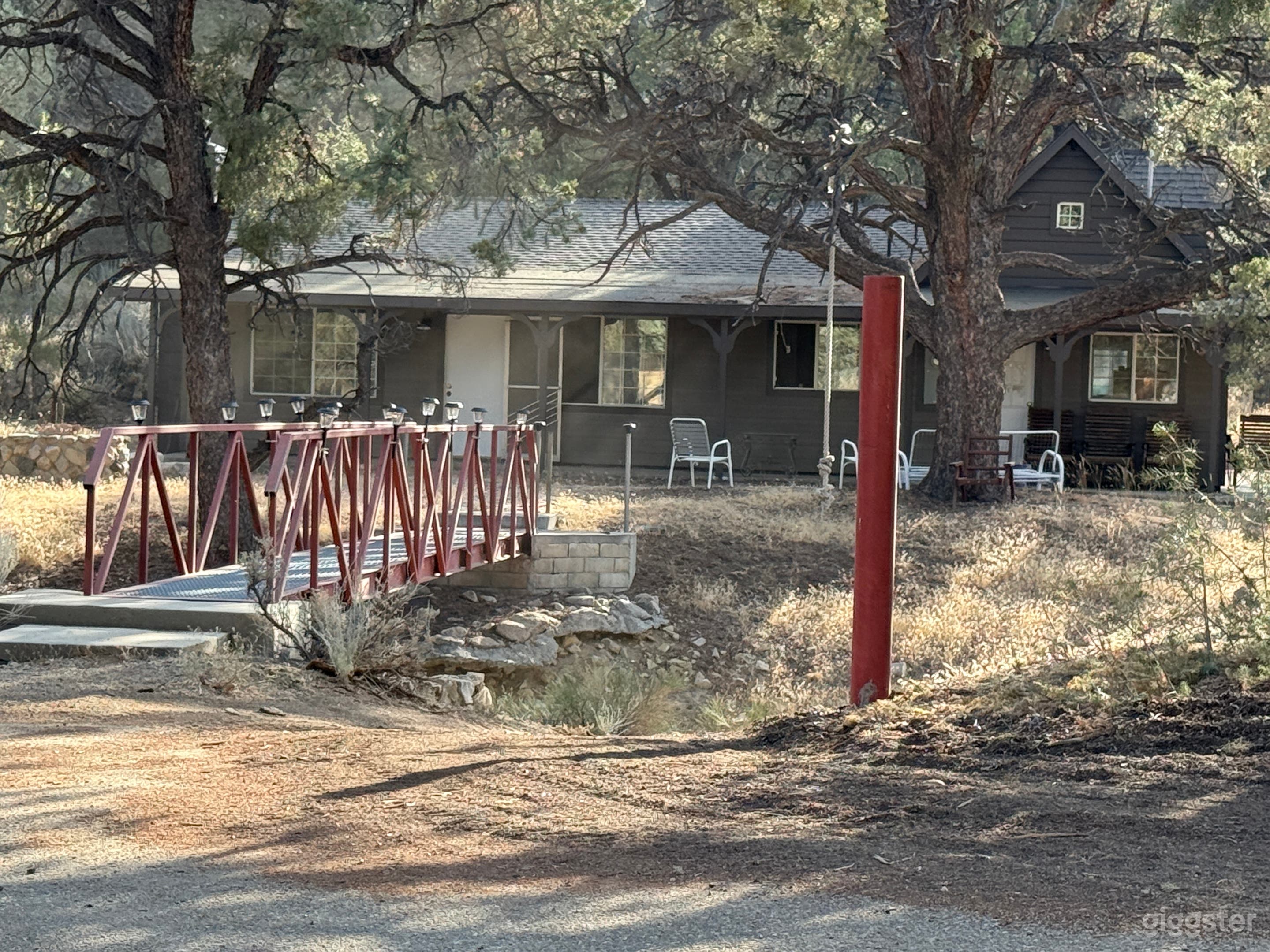 Creekside Cottage with bridge access