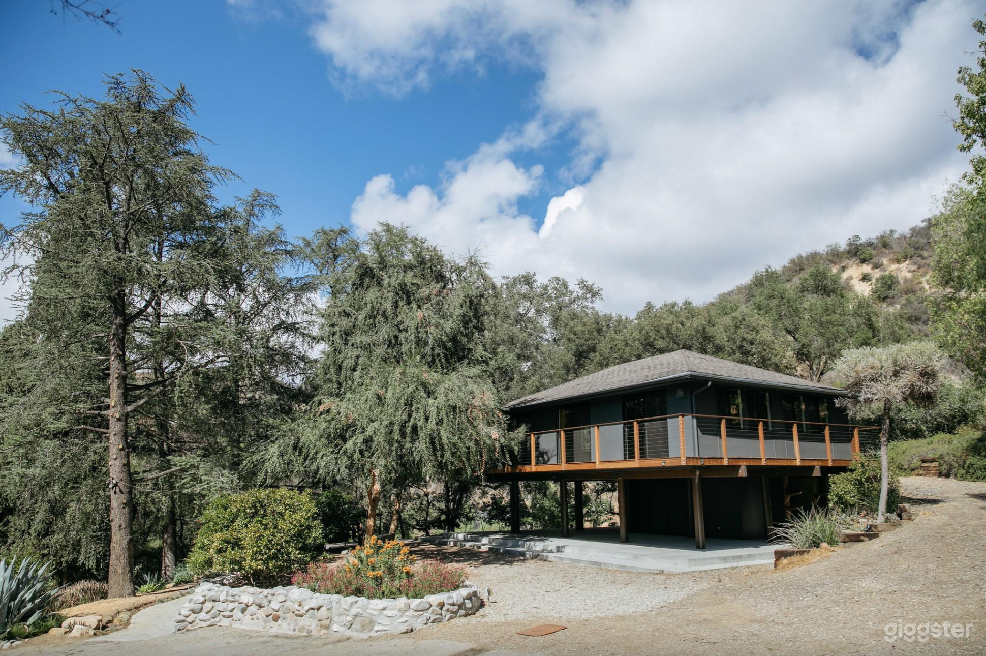 Huge Hippie Estate  Photo 1