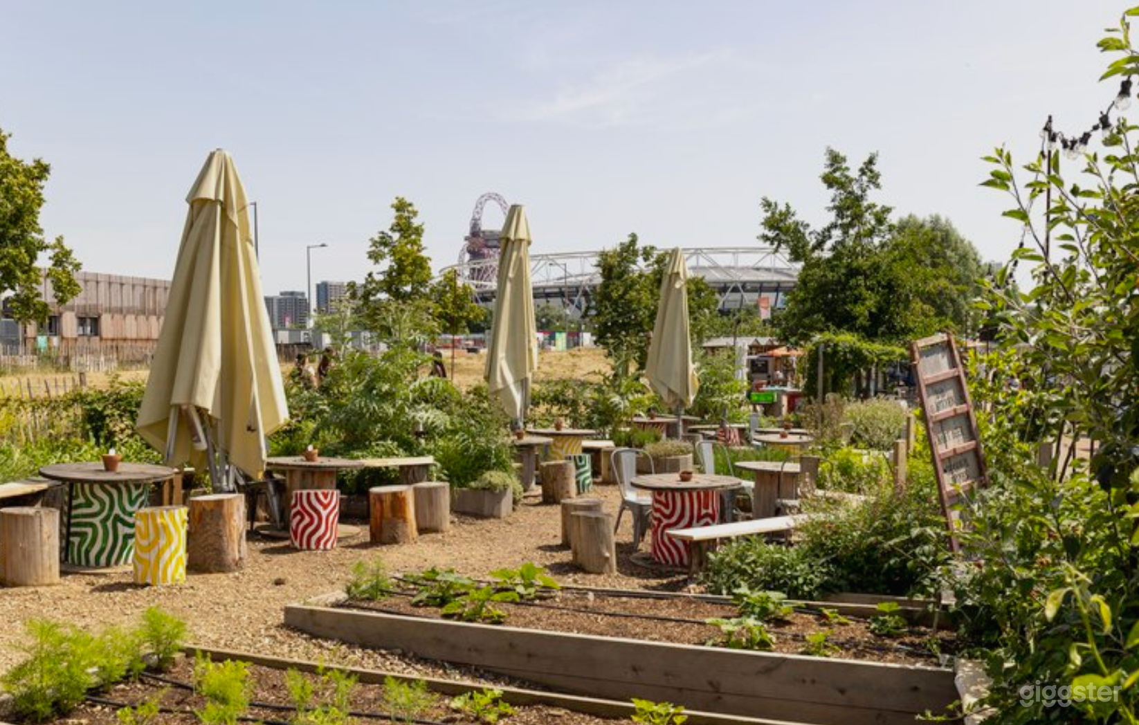 Bright Garden Pods with Great Atmosphere Photo 2